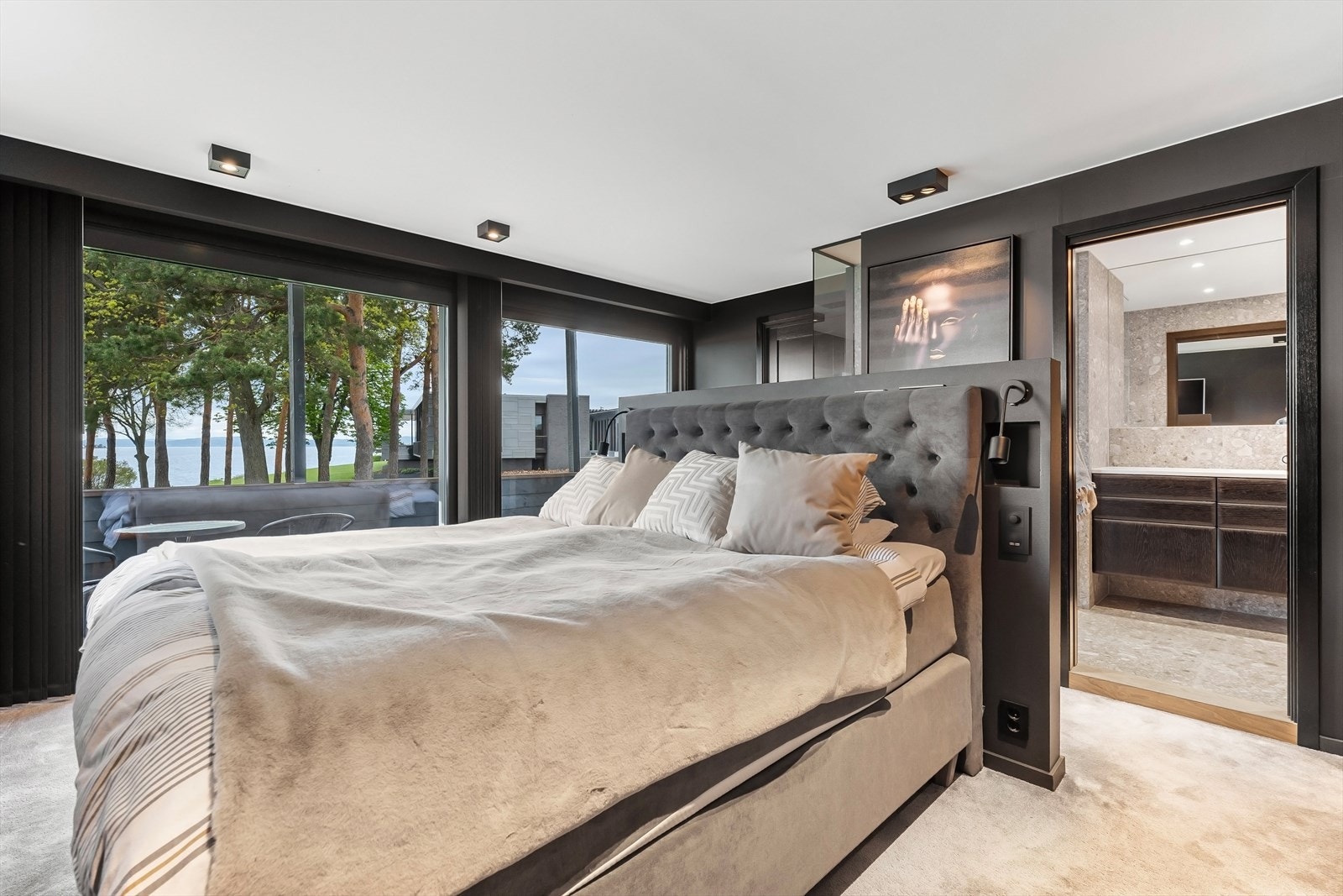 Huset har 3 soverom i hoveddel + hybel. Master suiten har eget baderom Galleribilde