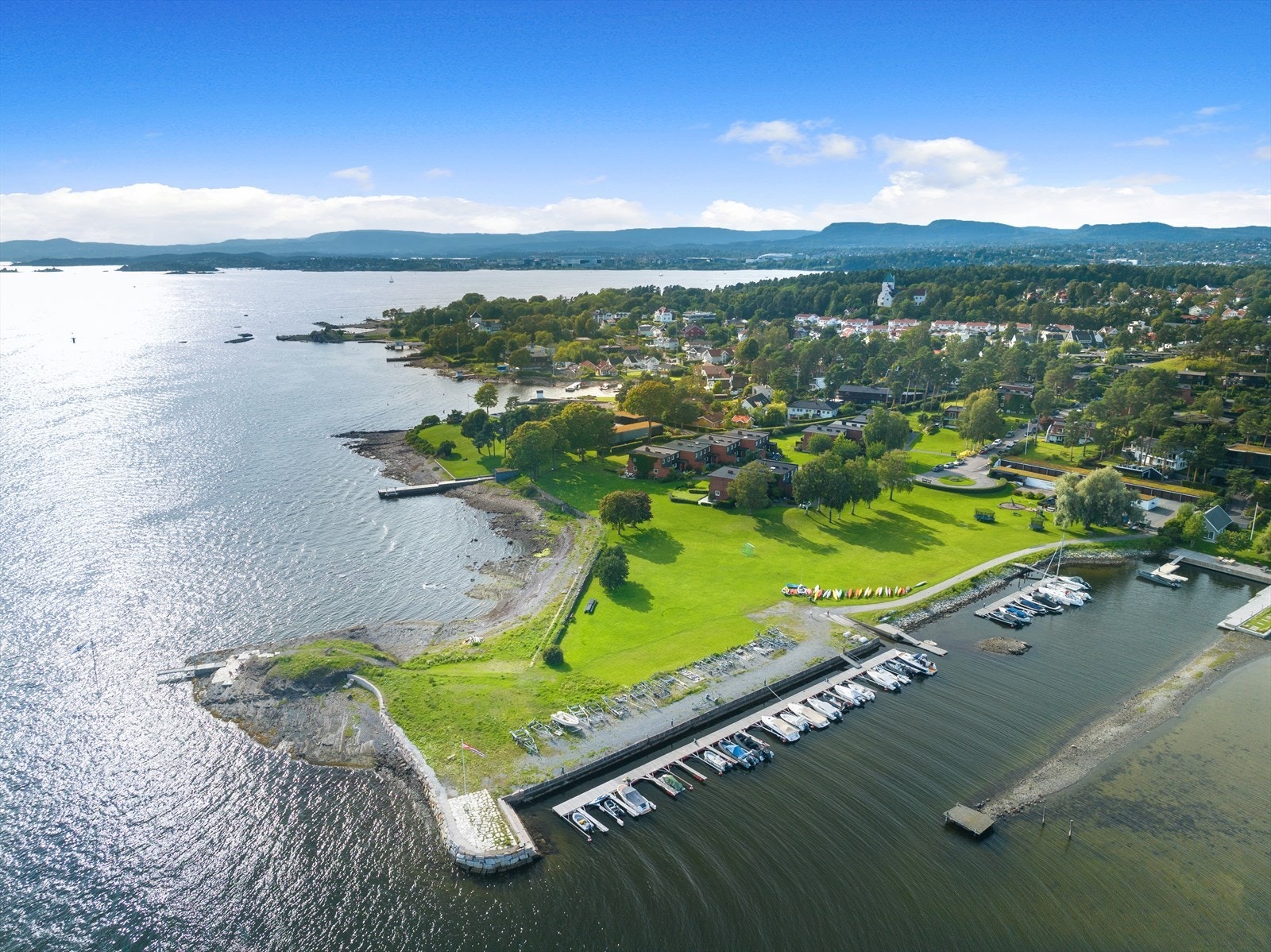 Kort vei til strand, brygge og badeplass Galleribilde