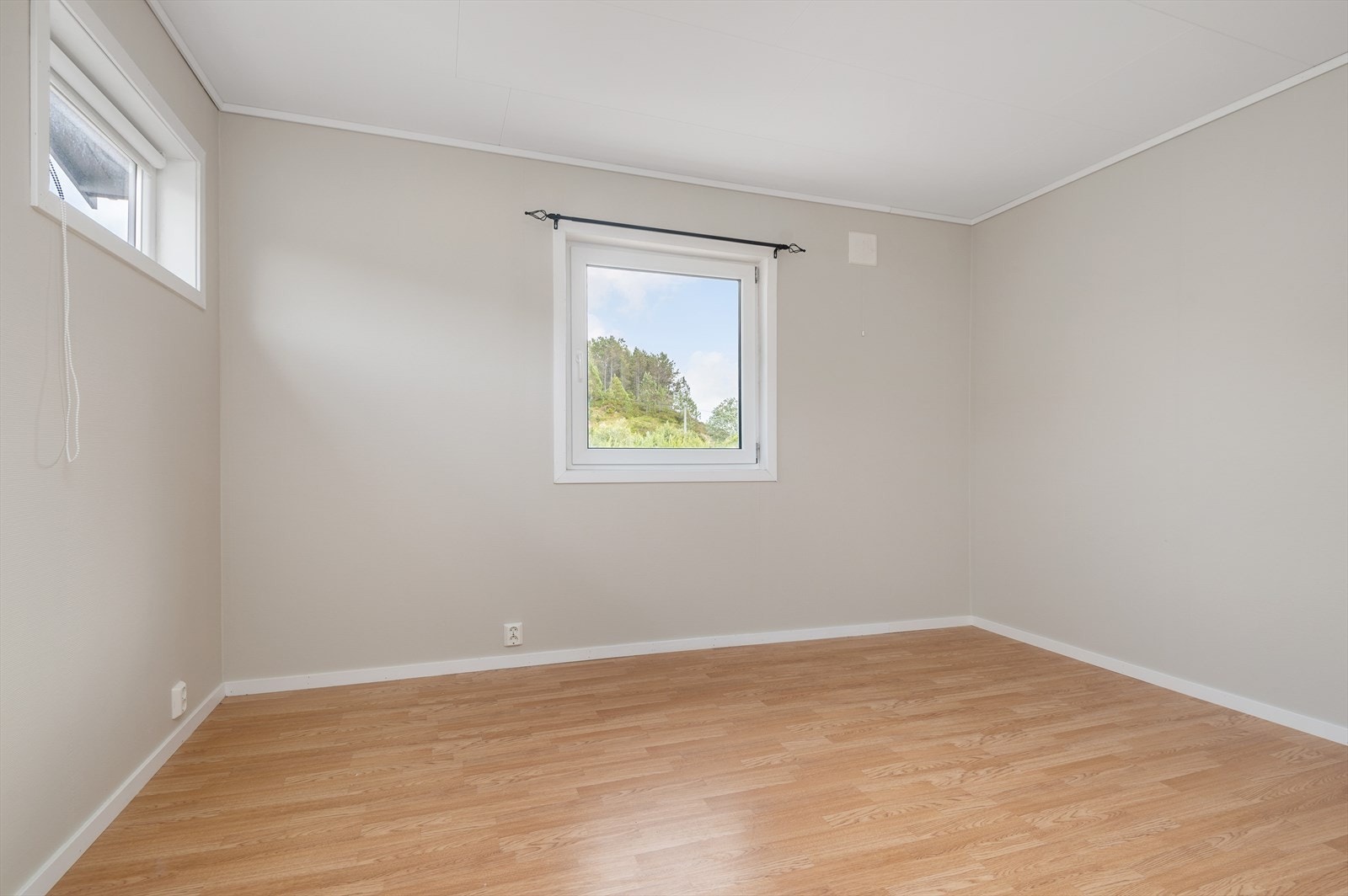 Her er det god plass til dobbeltseng, garderobeskap og tilhørende møblement. Galleribilde