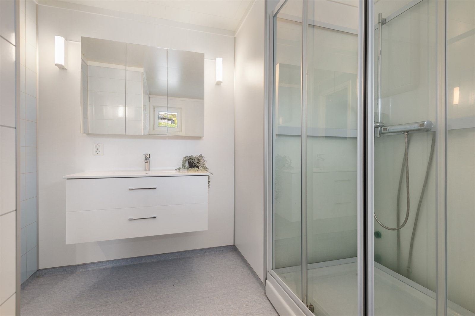 Flott bad på hele 6,5 m². Galleribilde