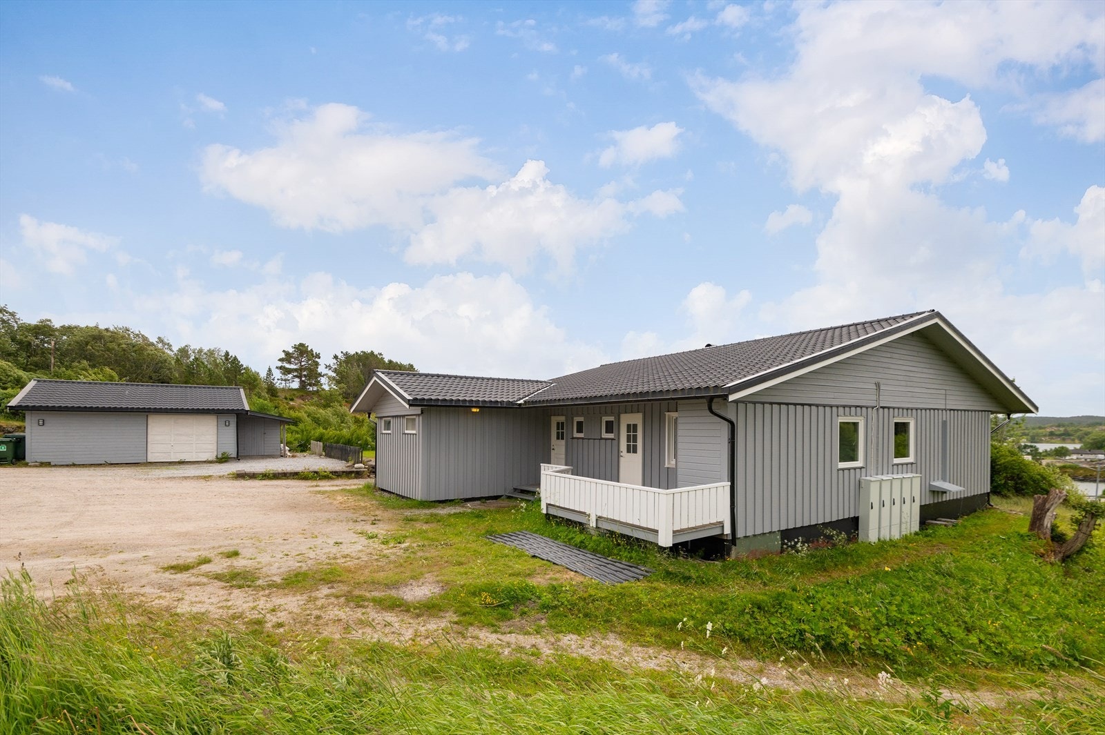 Leiligheten har en flott beliggenhet i Barmfjorden, et populært boområde med svært kort vei til skole og barnehage. Galleribilde