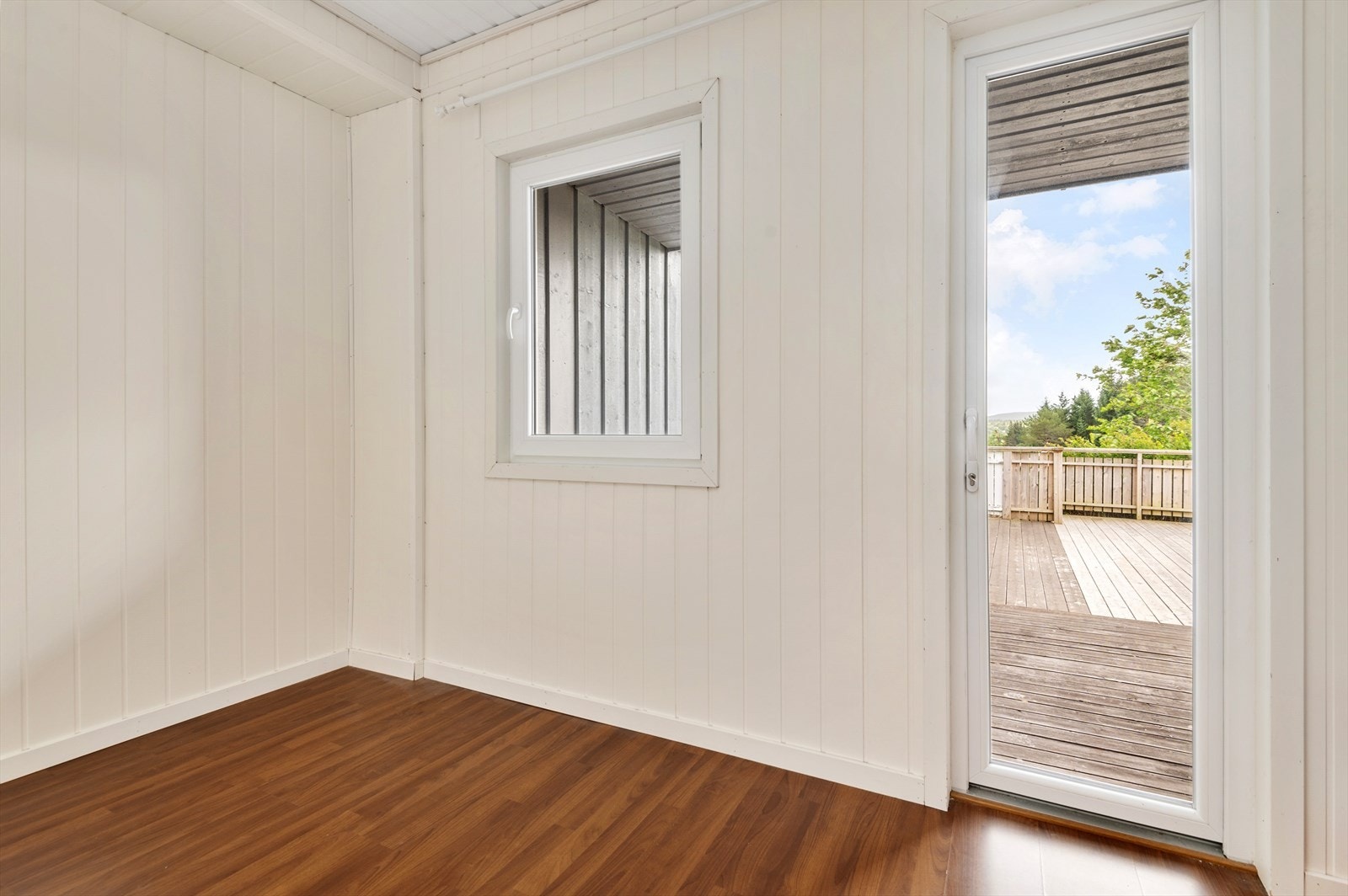 Det er direkte utgang til terrassen fra rommet som kan benyttes som soverom. Galleribilde