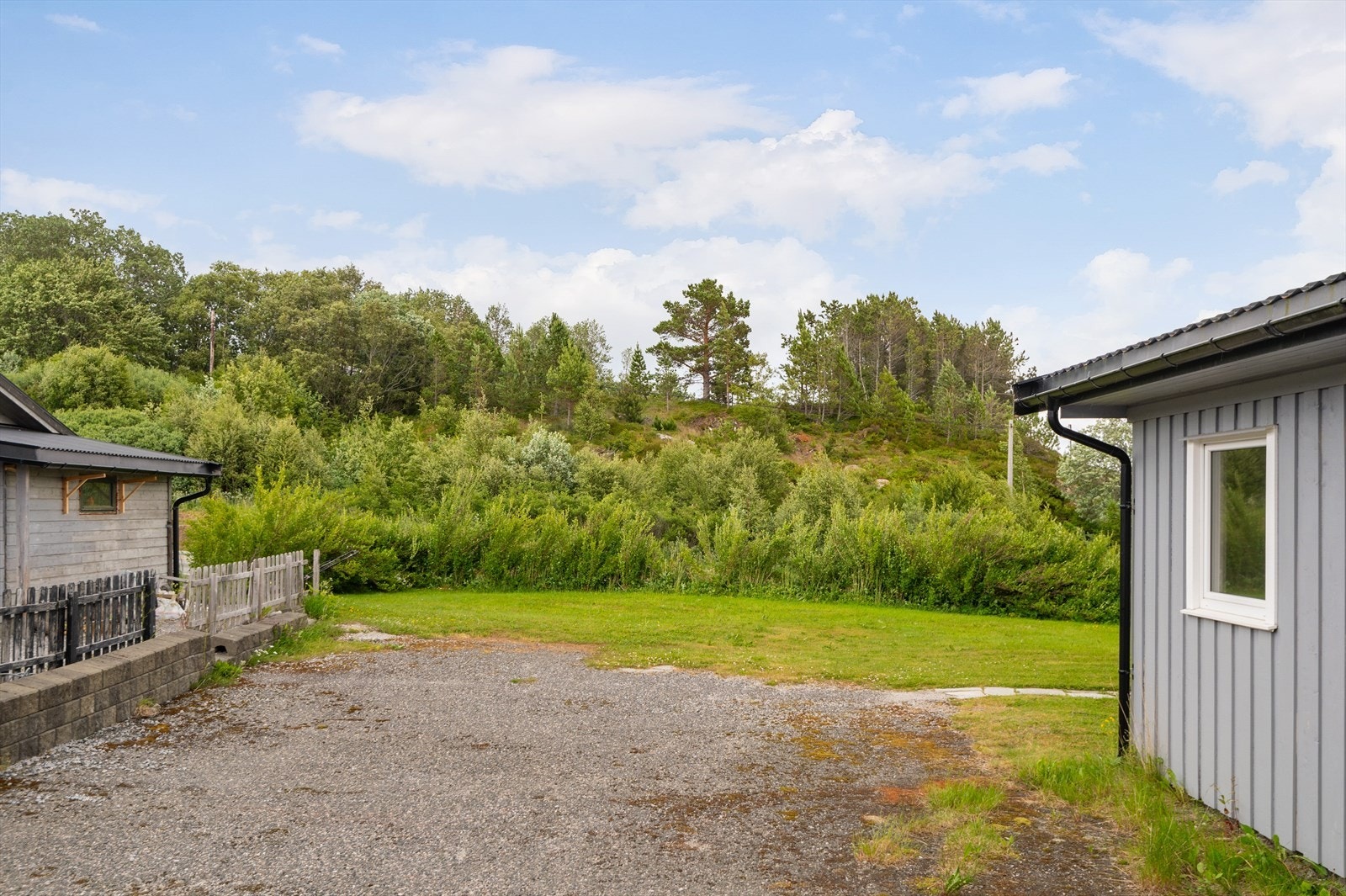 Det medfølger en parkeringsplass og en utvendig bod. Galleribilde