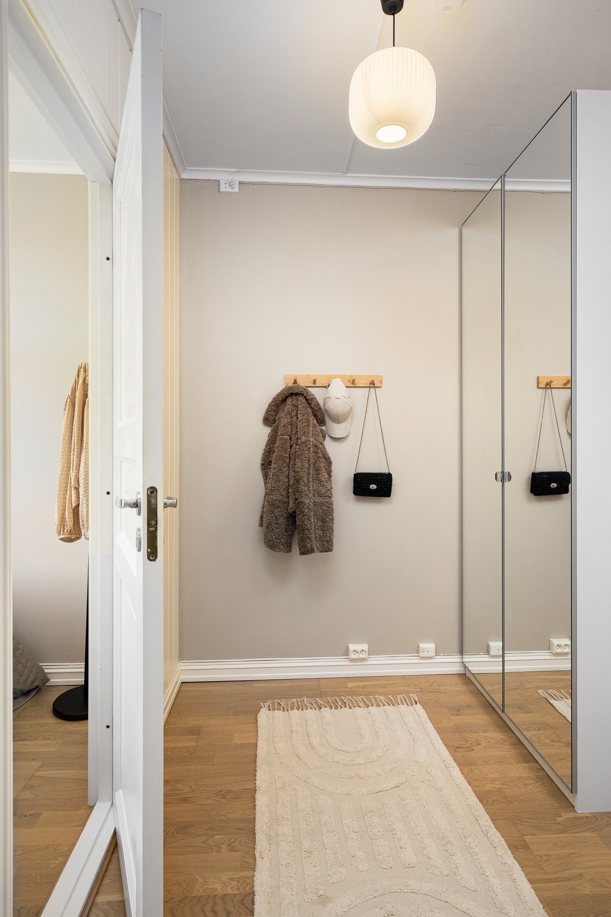 Dette rommet er lett tilgjengelig fra entréen, hvilket er praktisk. Her er to dører inn til soverommene. Galleribilde