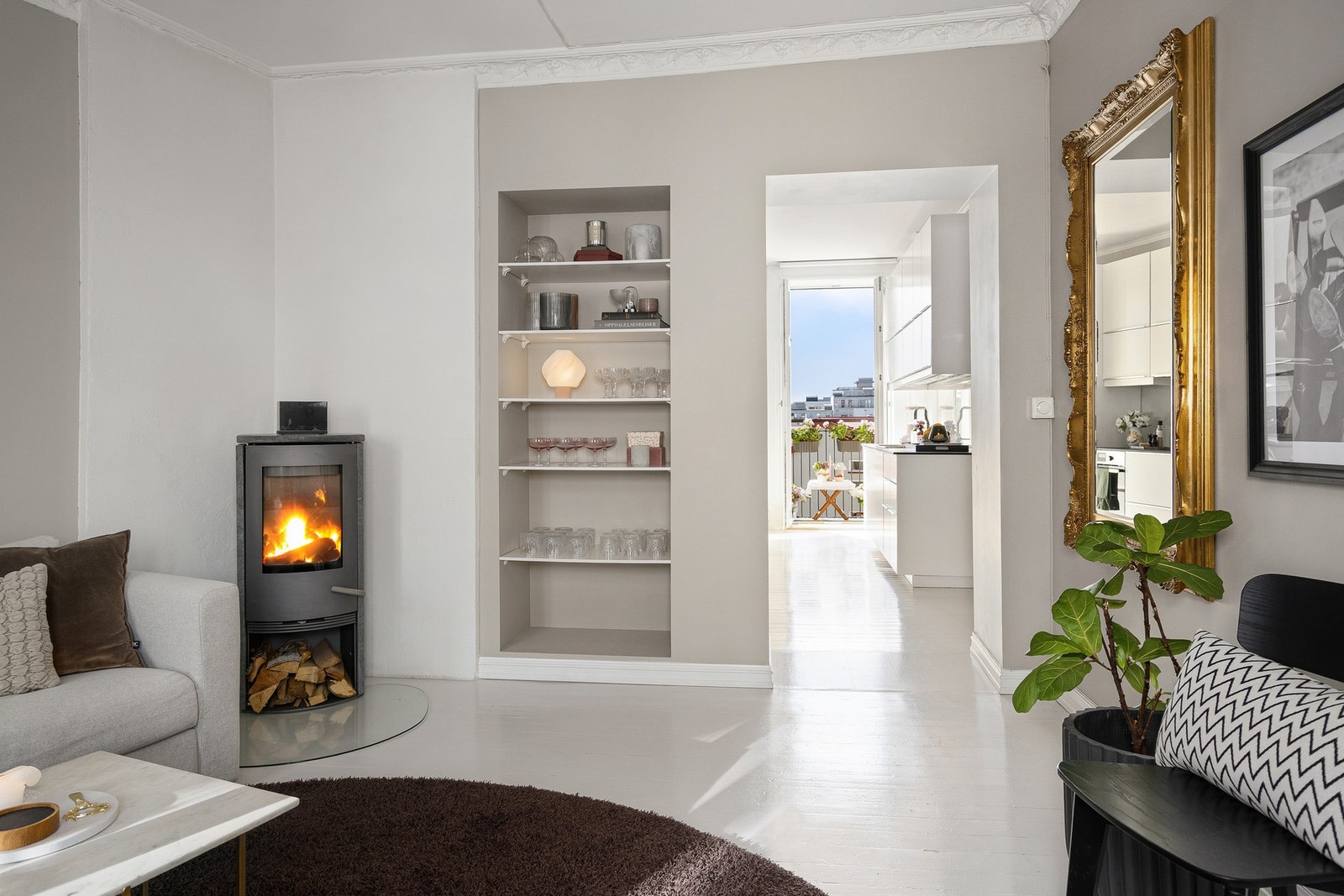 Kjøkkenet og stua er to separate rom, men er nært tilknyttet hverandre. Slik får du en svært sosial planløsning. Galleribilde