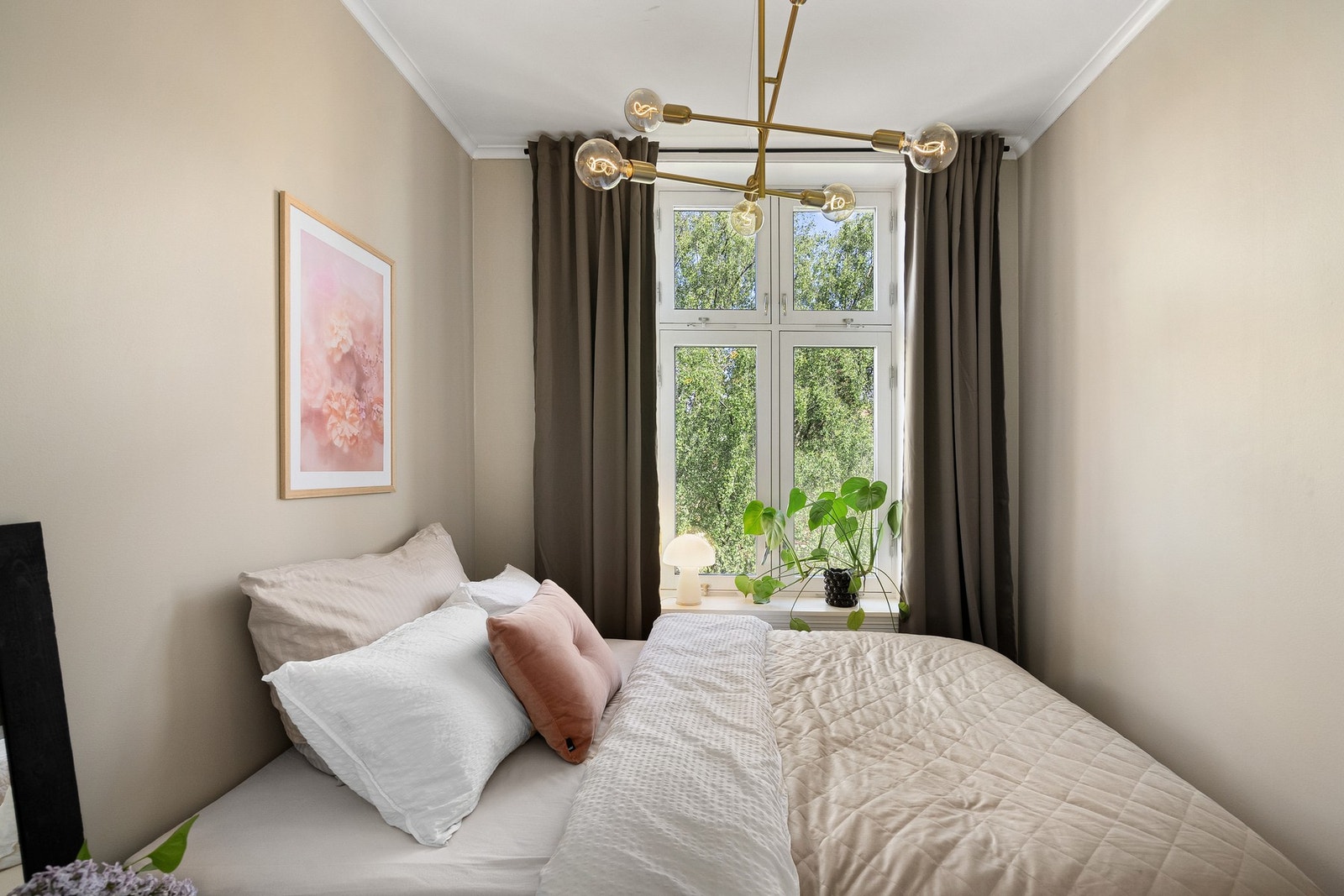 La oss ta en titt på soverommene. Dette er soverom 1. Galleribilde