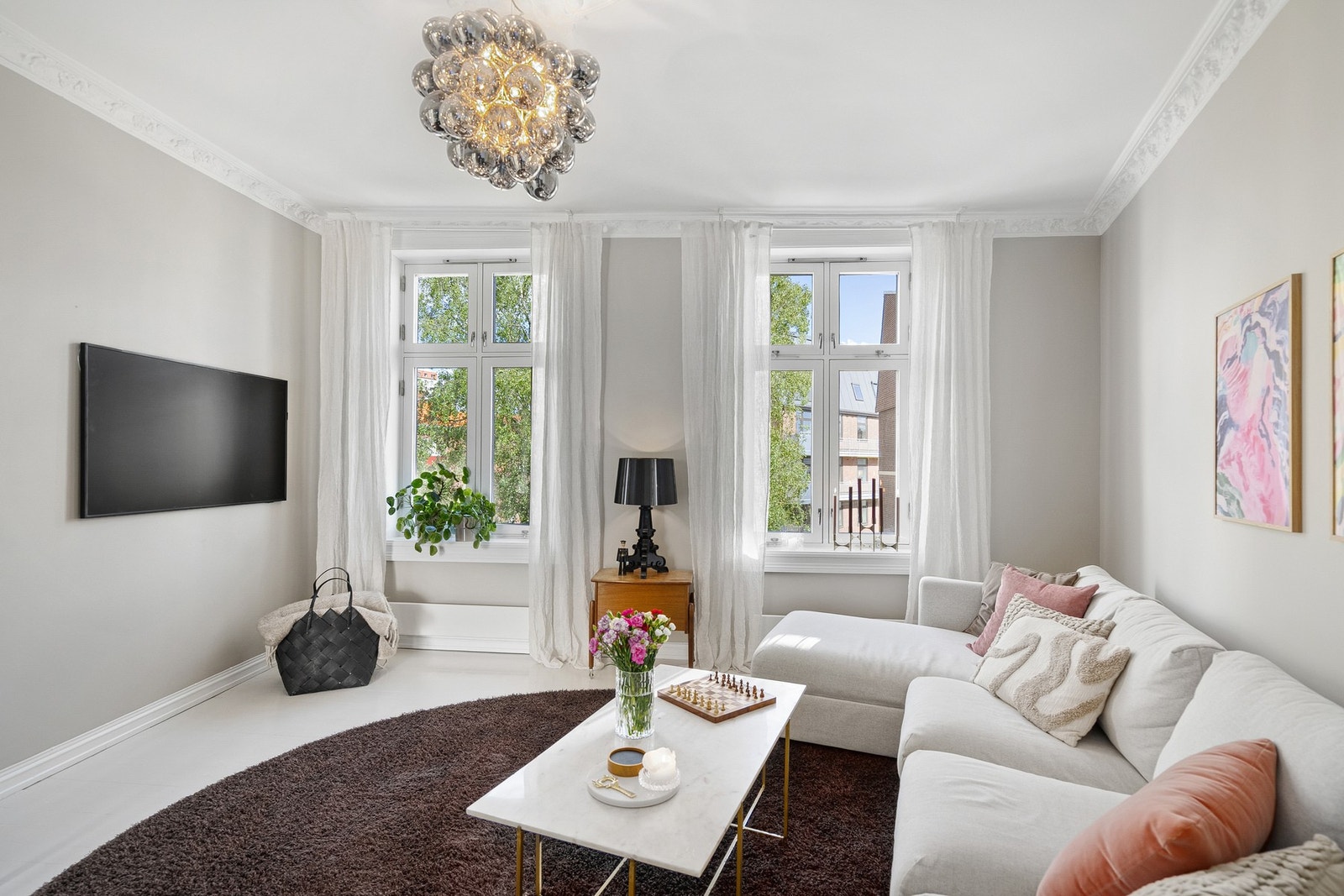 Vinduene vender ut mot Christies gate. Her har du lite innsyn, og grønt utsyn. Galleribilde