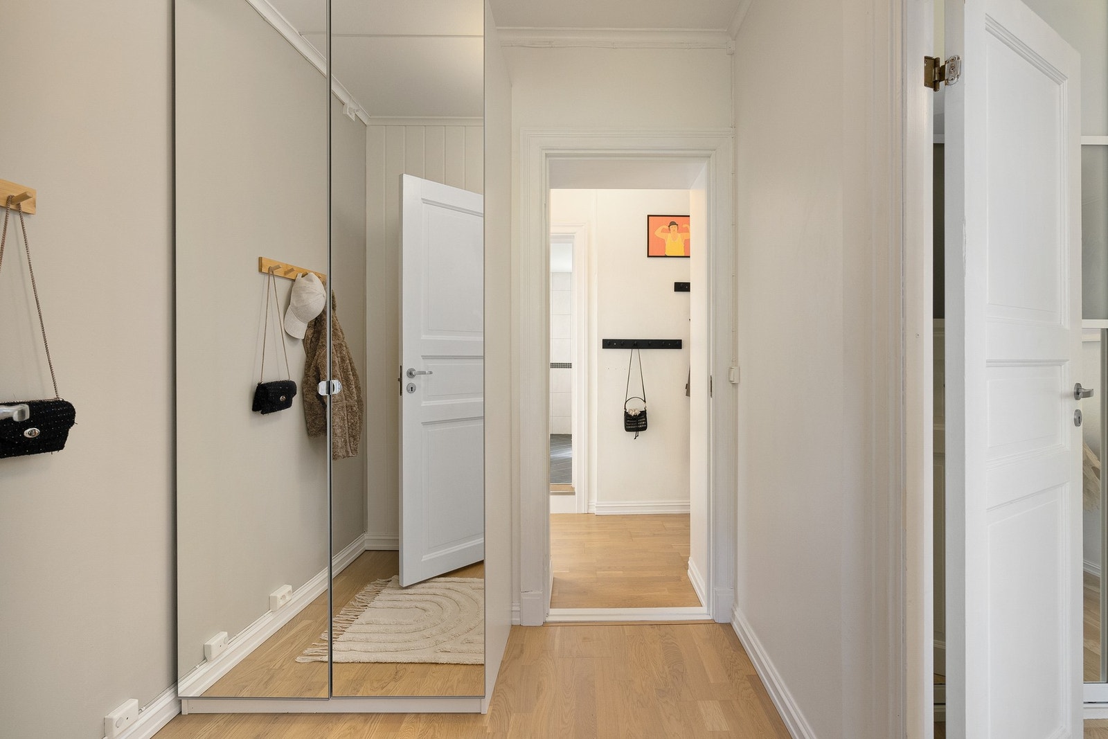 Garderoberom med plass til skap og valgfritt oppheng. Galleribilde