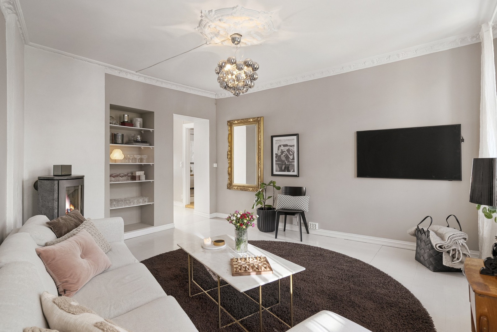 Takhøyden i stua er målt til 2,73 meter. Det gjør underverker for romfølelsen. Galleribilde