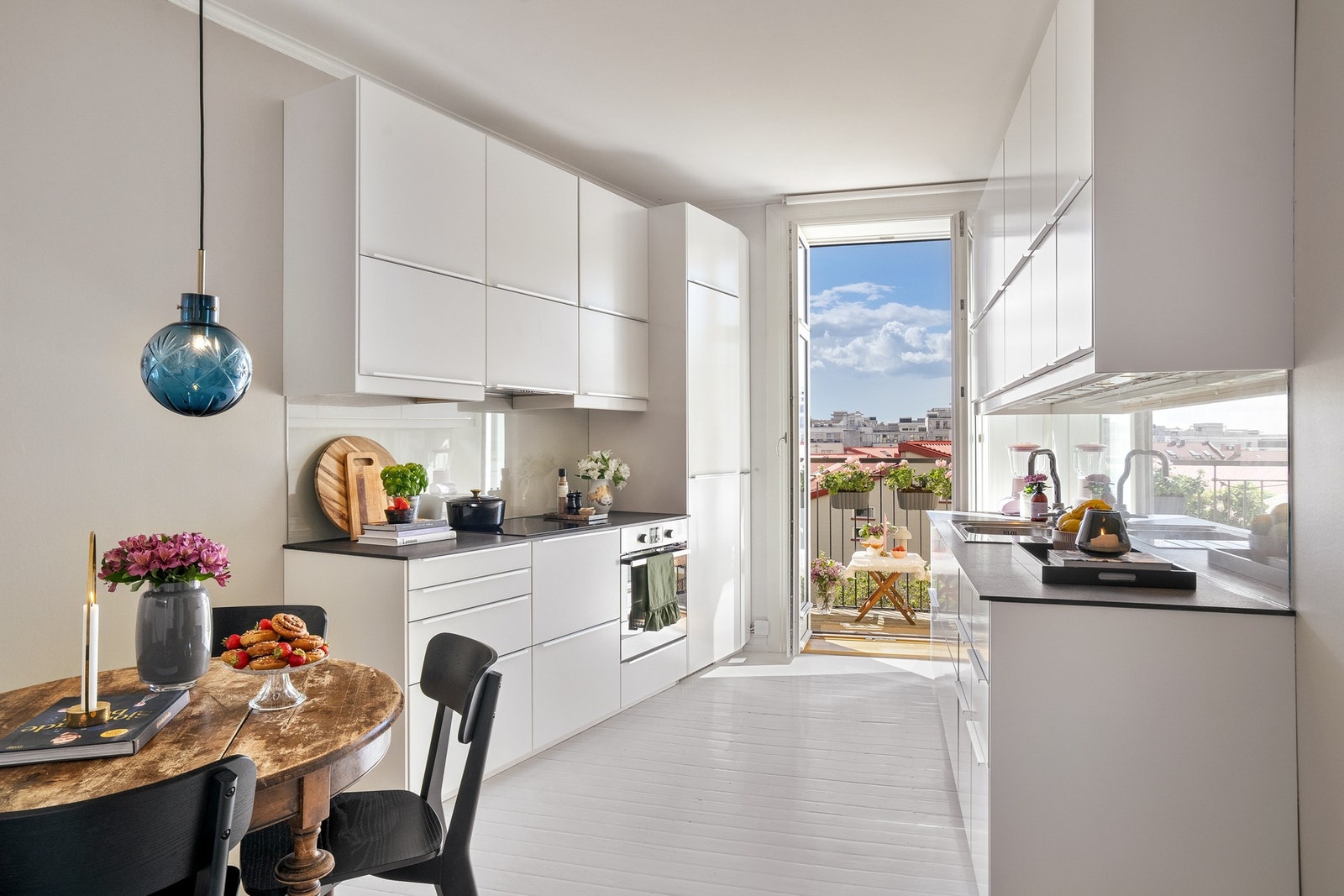 Kjøkkenet er pusset opp i 2014, med slett innredning fra IKEA og slank benketopp fra Kvik. Galleribilde