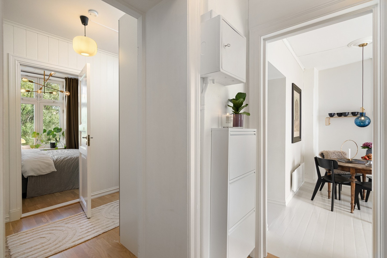 Skoskapet er veggfestet og følger ved salg. Sikringsskapet er plasser rett over. Galleribilde