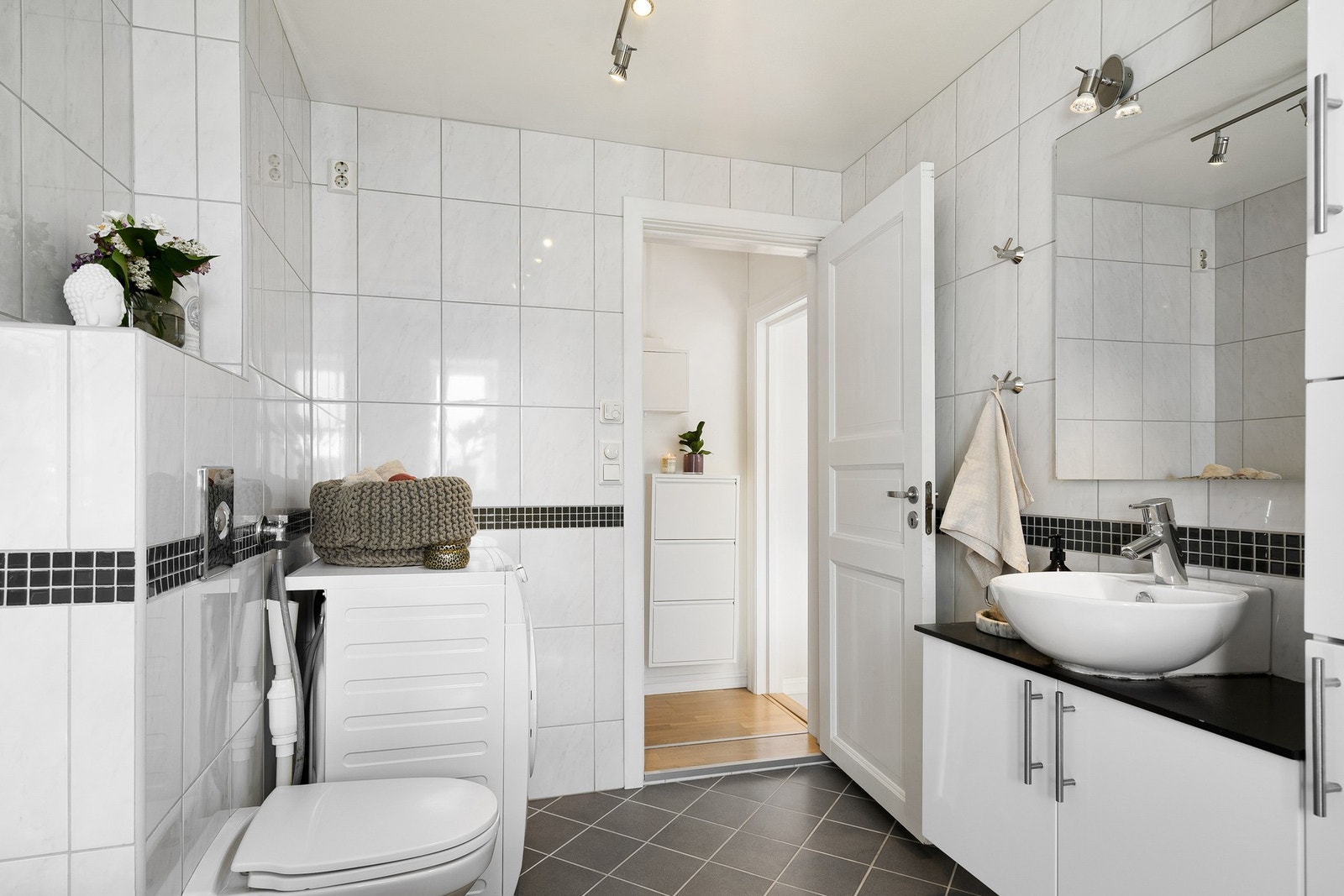 Badet er rehabilitert i 2009, ifølge tidligere salgsoppgave. Her er elektrisk gulvvarme. Galleribilde