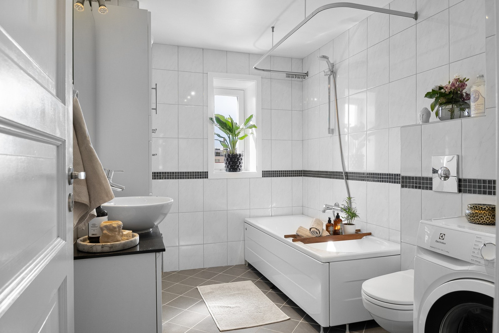 Badet er av god størrelse, med plass til "alt" man trenger: Vaskesøyle, oppbevaring og plass til tørkestativ. Galleribilde