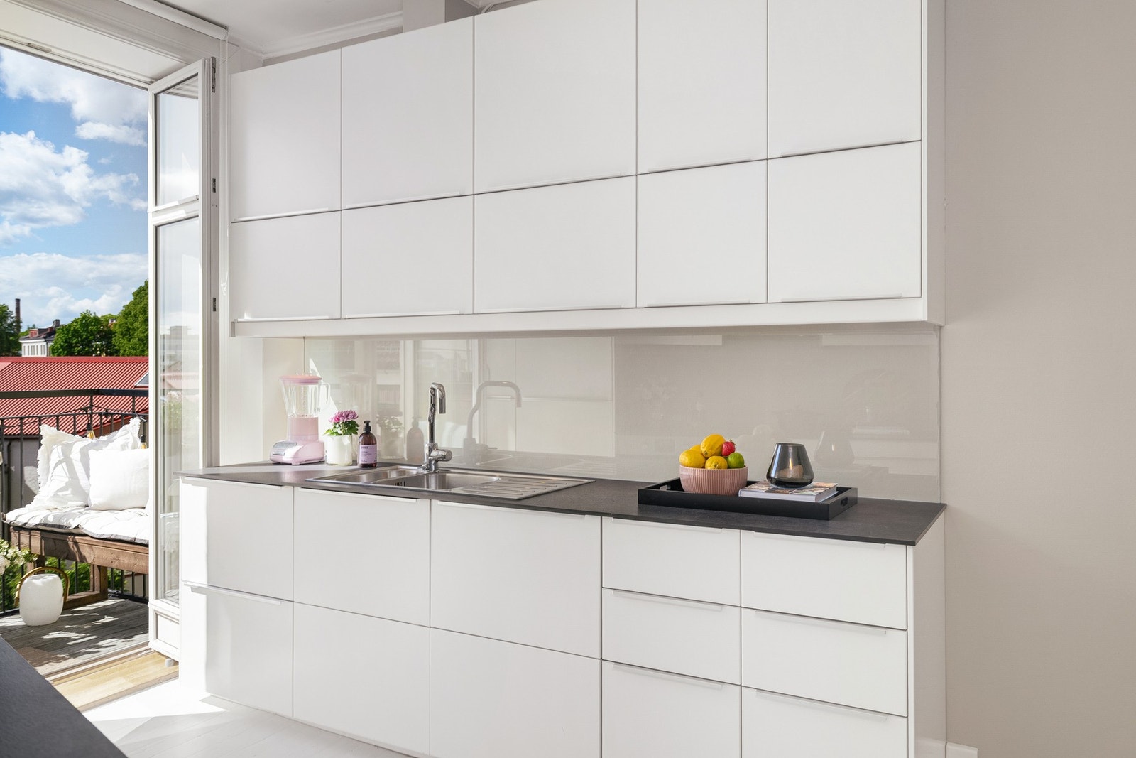 Kjøkkenet har svært bra oppbevaringskapasitet i smalt høyskap (perfekt for mopp/vaskeutstyr), og skuffer og skap. Galleribilde