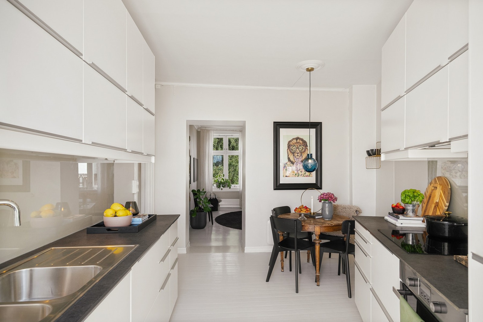 Kjøkkenet har god plass til spisebord. Det er kort vei ut til sosiale soner i stue og på balkong. Galleribilde