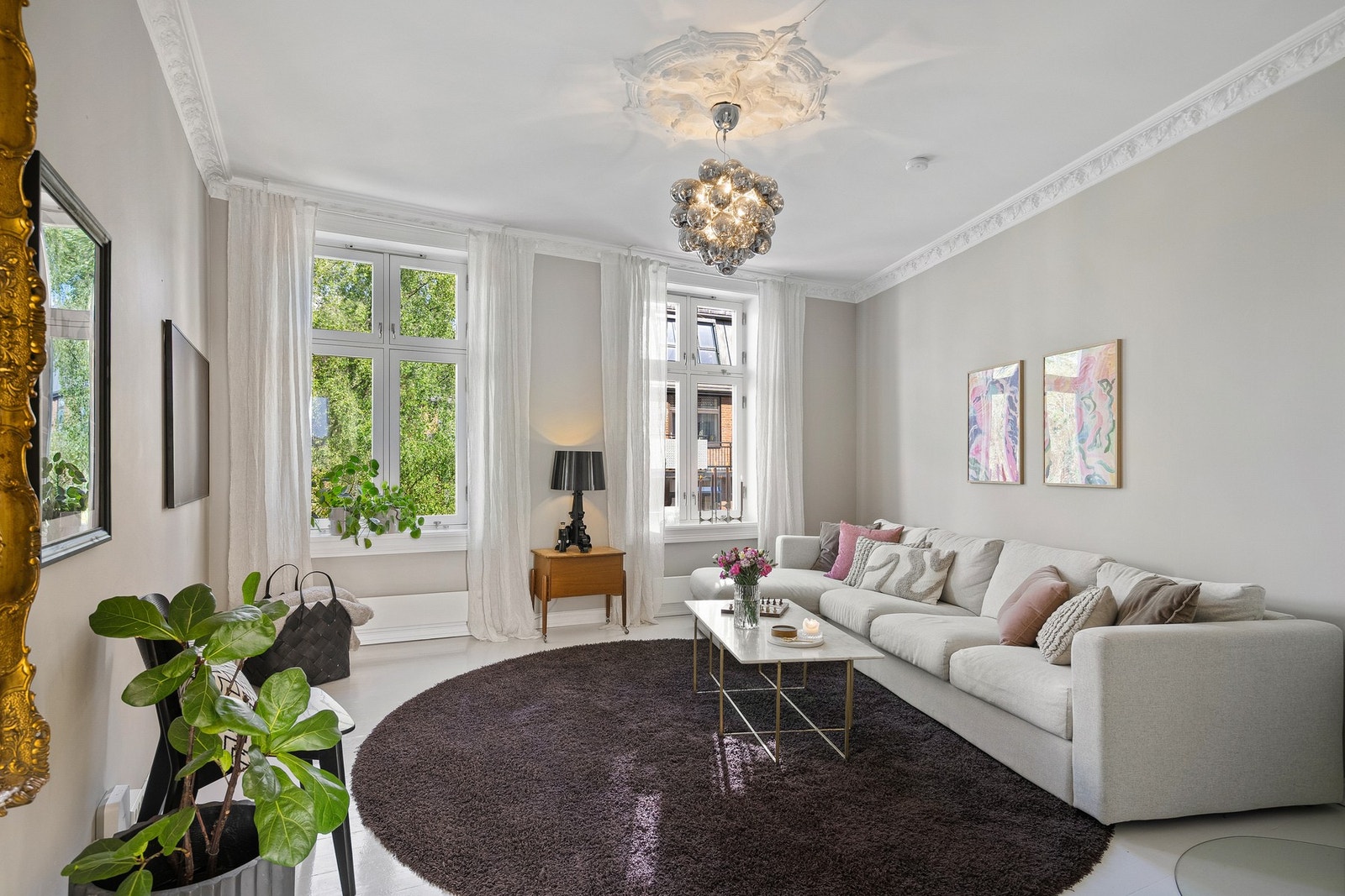 Hjemmet har klassiske detaljer som originale tregulv, stukkatur og rosett. Det liker vi! Galleribilde