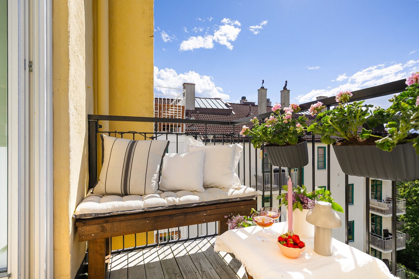 Solforholdene er formidable. Sommersola titter fram ca. 13 og blir til solnedgang. Galleribilde