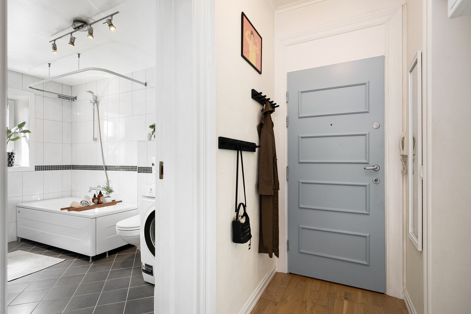 La oss ta en titt på badet! Det er stort, og har naturlig lysinnslipp via vindu. Galleribilde