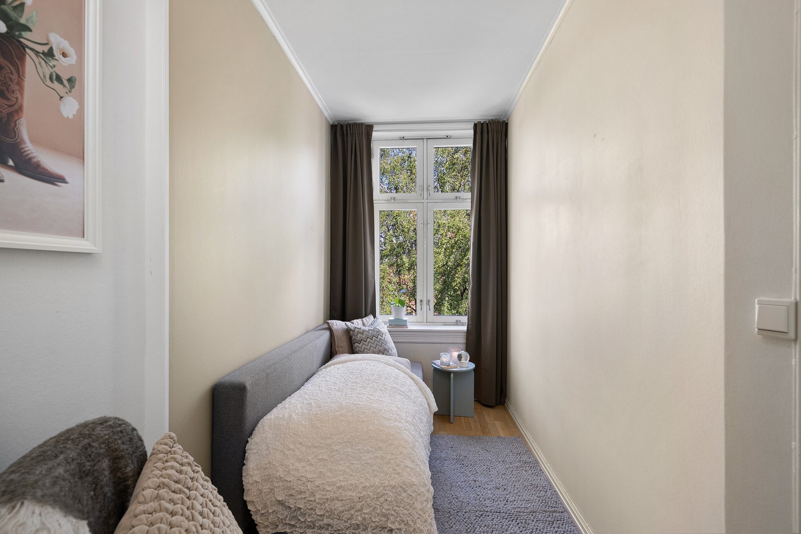 Soverom 2 - Ypperlig som gjesterom og eventuelt kontor. Her er medfølgende takhøy skyvedørsgarderobe. Galleribilde