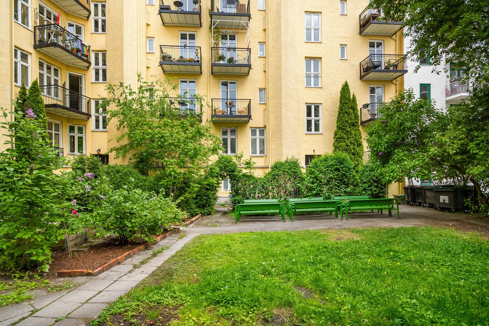 Leiligheten disponerer en kjellerbod på ca. 4 m² og en loftsbod på ca. 4 m² (7 m² gulvareal). I tillegg deler du en disponibel bod med naboen, som er i trappa rett utenfor leiligheten. Den er ca. 1 m². Galleribilde