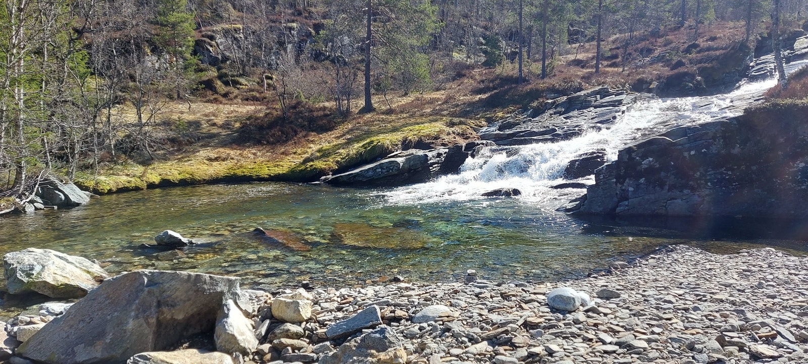 Langs elven innover dalen kan du finne din egen badekulp. Galleribilde
