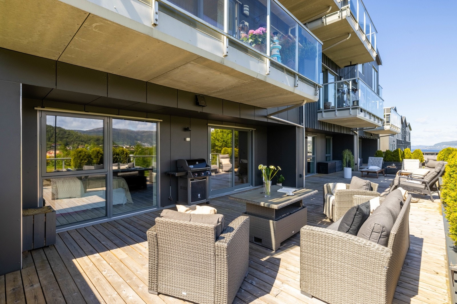 Terrasse på hele 79 kvm med plass til inndeling av ulike soner. Galleribilde