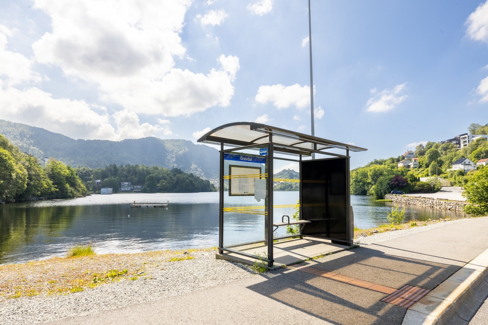 Busstoppet i Gravdal er få minutter unna boligen. Fra sameiet går det snarvei ned til busstoppet. Galleribilde
