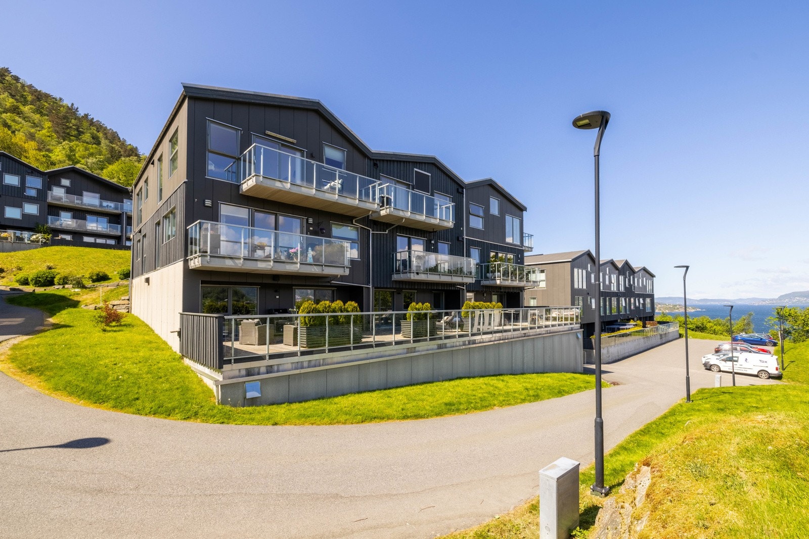 Bygg nr 47 har en ypperlig beliggenhet i sameiet med lite innsyn og med nydelig utsikt over sjø og grøntområder. Galleribilde