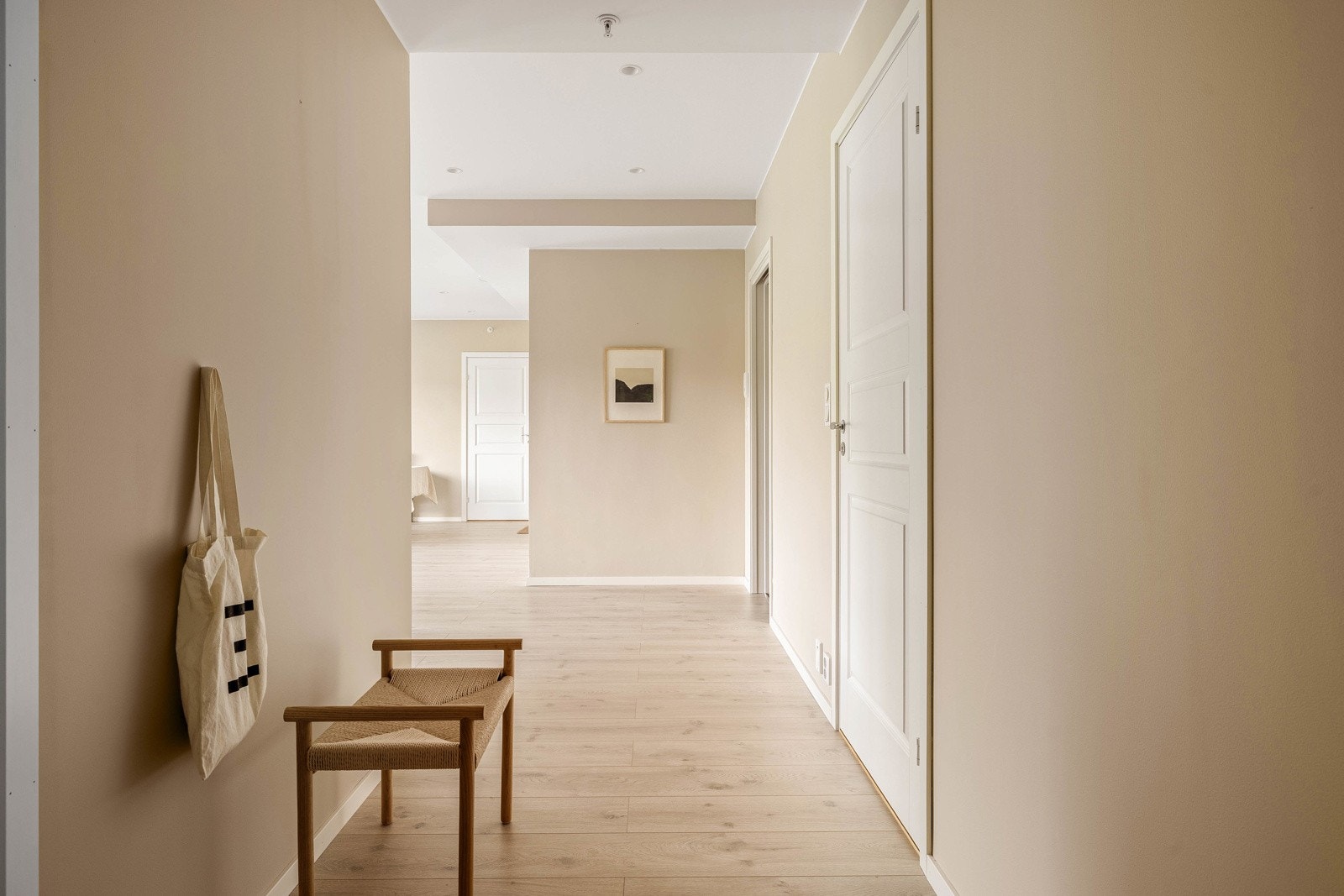 Leilgheten har praktisk hall som tar deg inn til to av soverommet og hovedbadet. Galleribilde