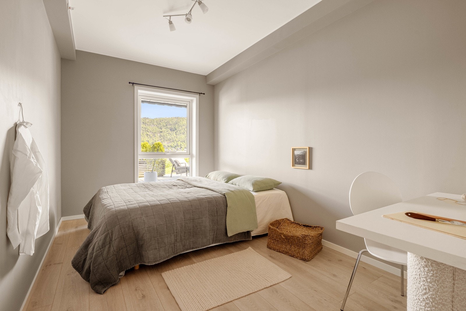 Soverom nr to er på hele 10,7 kvm med god plass til seng og garderobe. Galleribilde
