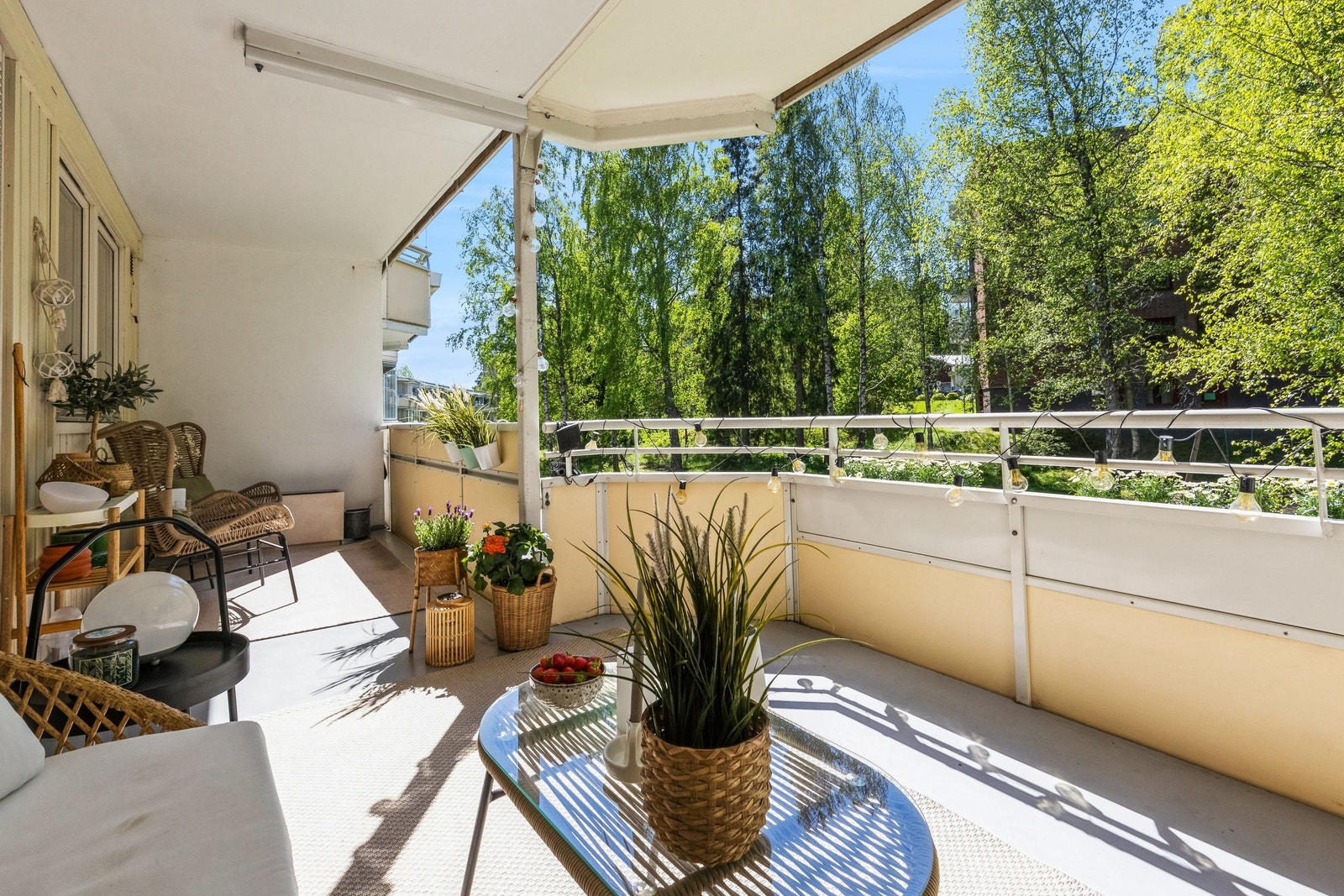 Balkongen på hele 14 m² er vestvendt og byr på ettermiddagssol og god plass til både sittegruppe og planter. Med tak over og skjermet beliggenhet mot grønne fellesområder, er dette et perfekt sted for en rolig morgenkaffe på sommerhalvåret! Galleribilde