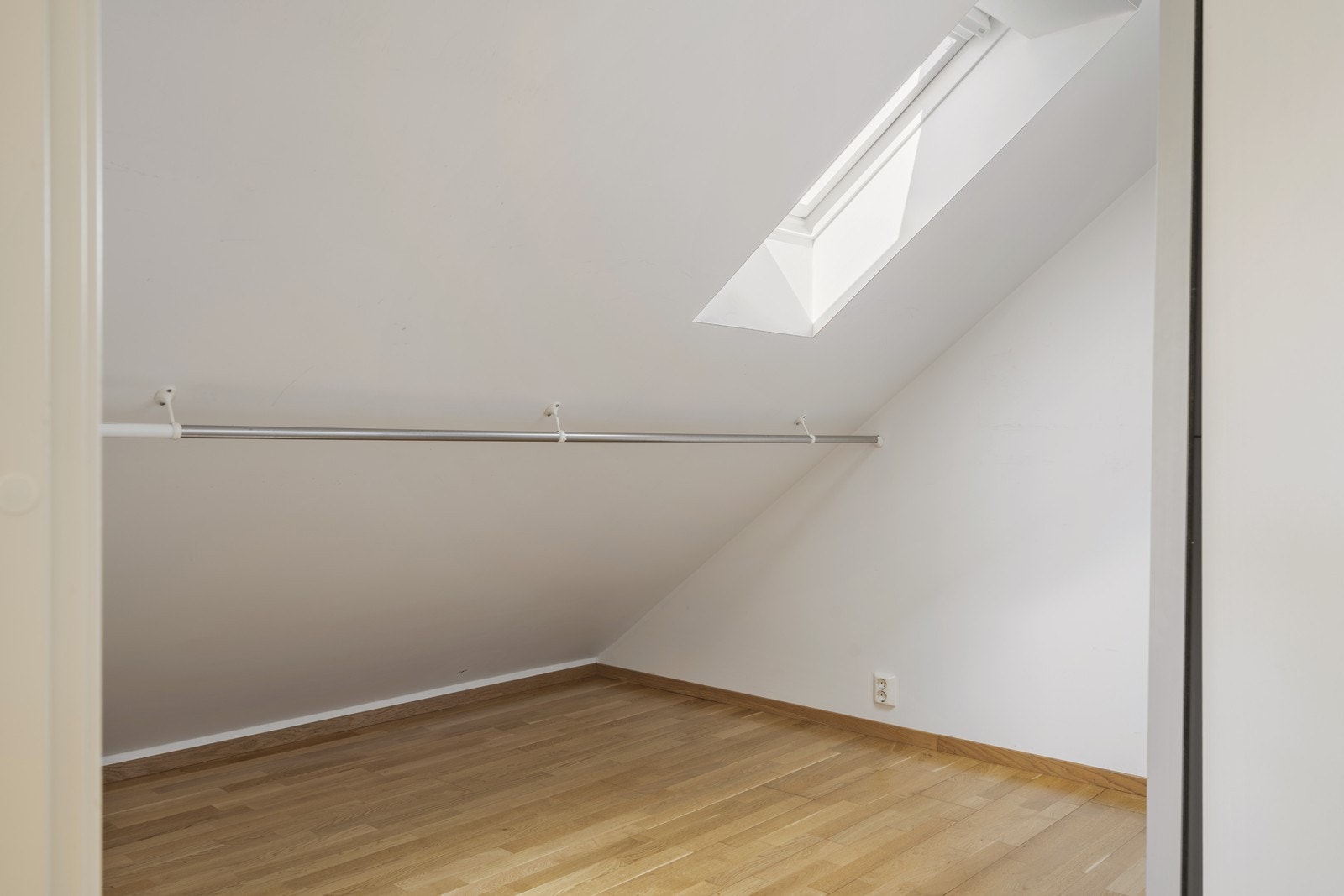 Perfekt rom til å ha walkin-closet Galleribilde
