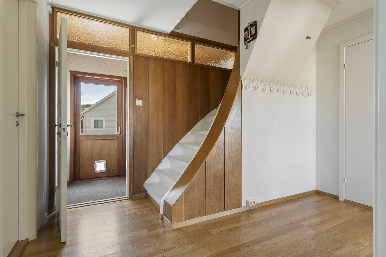 Romslig entrê/gang med stor og god romfølelse Galleribilde