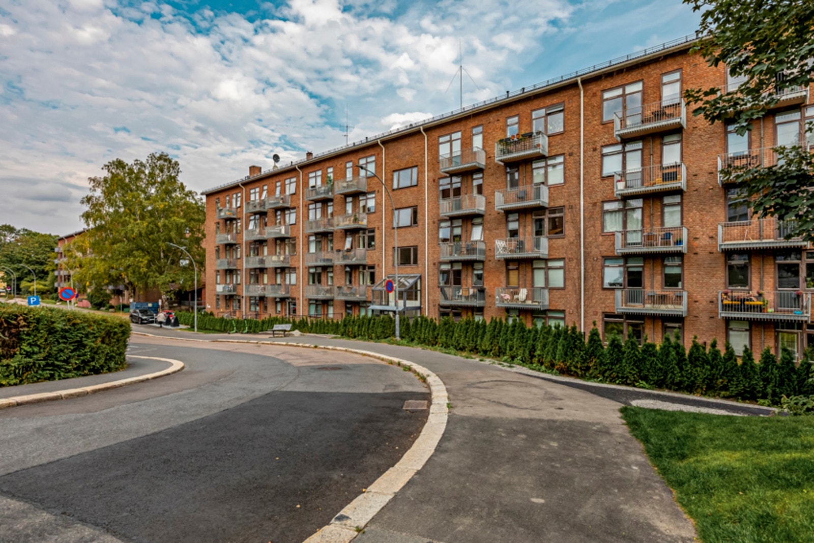 Bygget består av to borettslag med til sammen 100 leiligheter. Det er mulig å leie parkeringsplass etter venteliste. Galleribilde