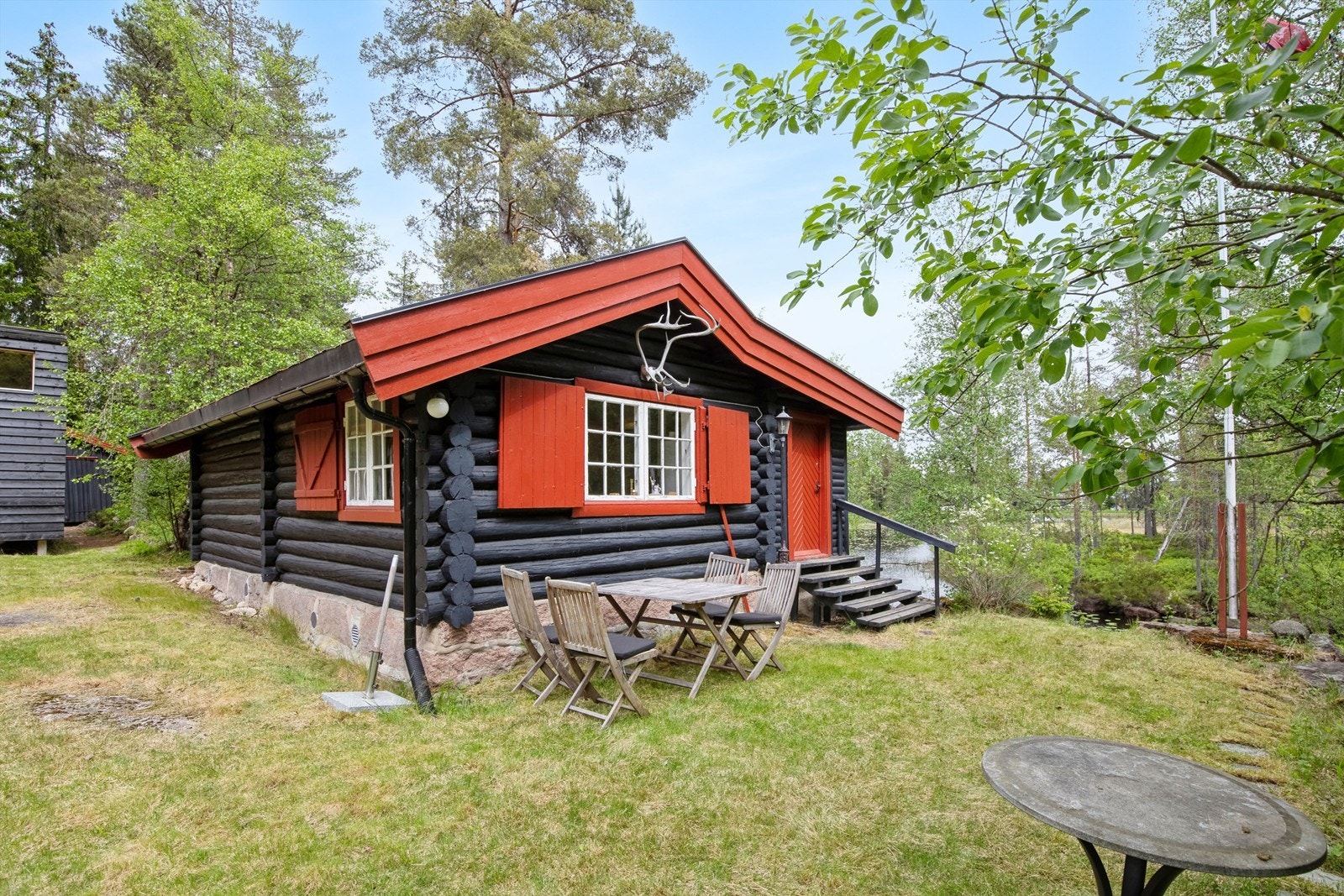 Hytta er oppført i ca. 1947 og inneholder ca. 42 kvm med entré, stue og kjøkken/spiseplass Galleribilde