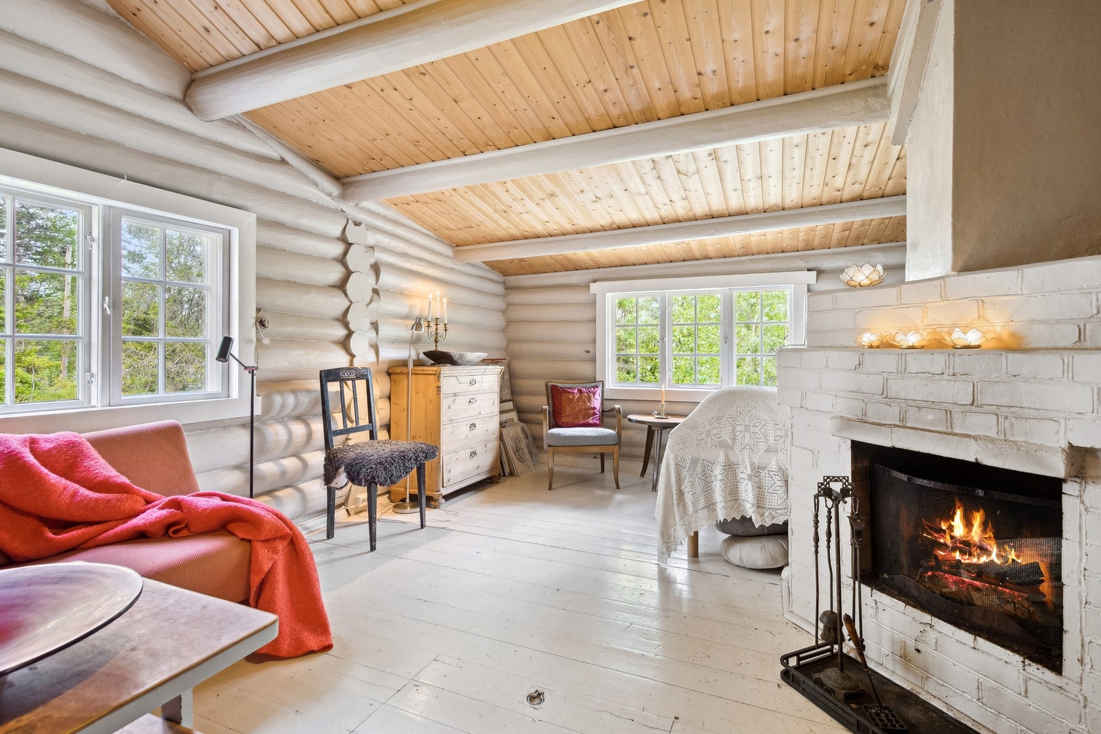 Innbydende og koselig stue med mye naturlig lys Galleribilde