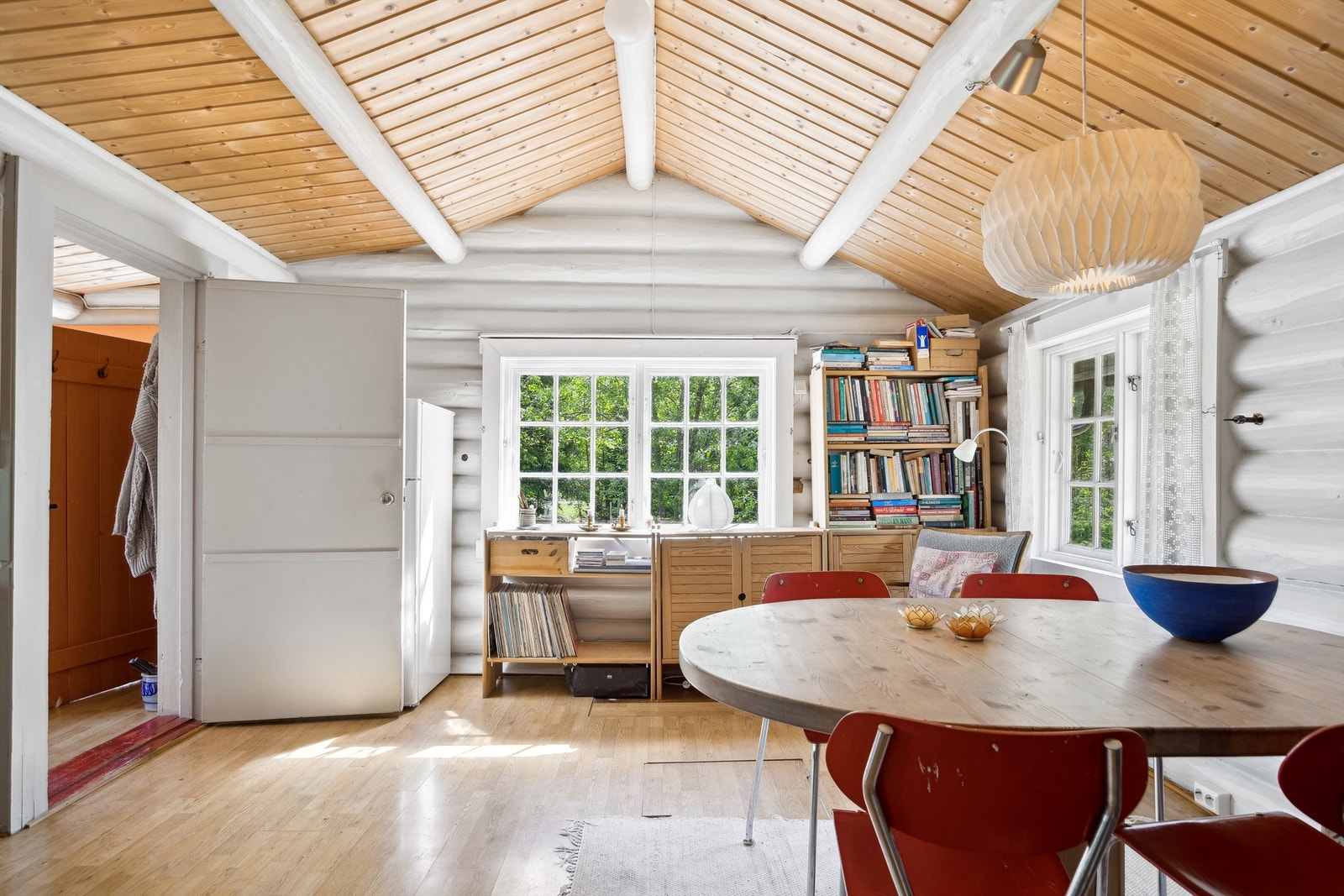 Kjøkkenet har adkomst fra entreen og rommet er i god størrelse med plass for diverse møblement Galleribilde