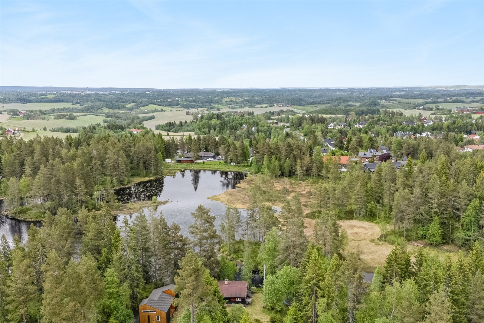 Kun et steinkast til flotte Stordammen som er et populært badevann med brygge og plass for hyggelige utflukter Galleribilde