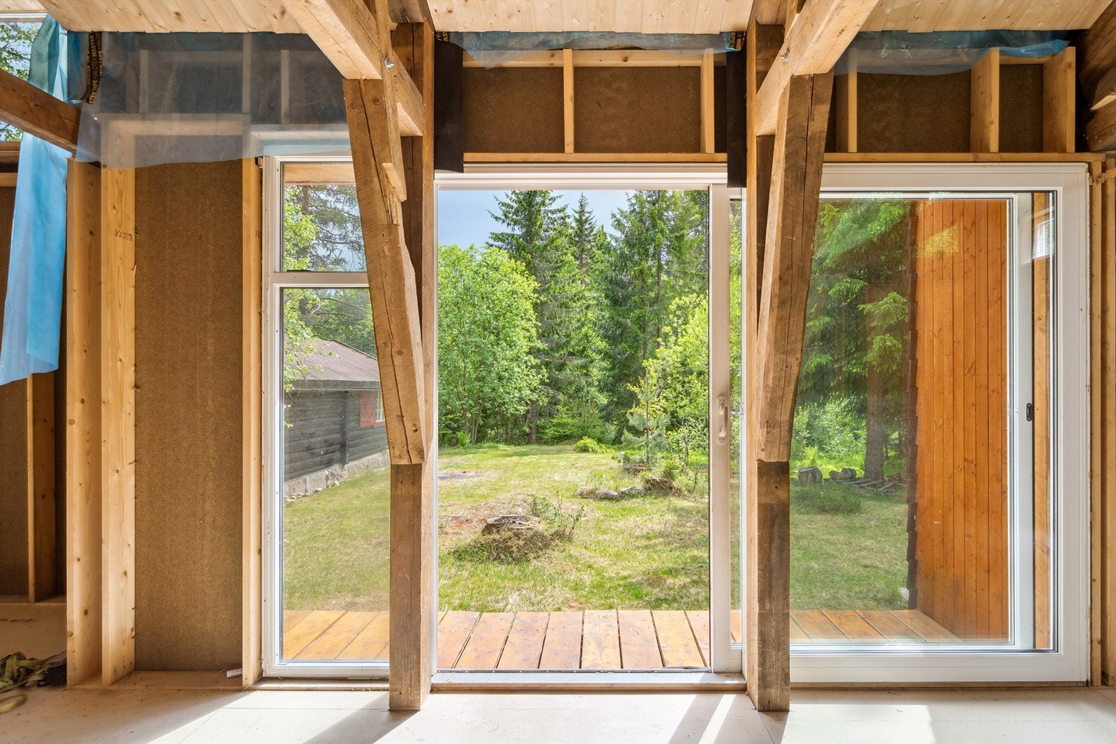 Anneks med moderne preg - Vinuder med gulv til tak - Innred slik du ønsker Galleribilde