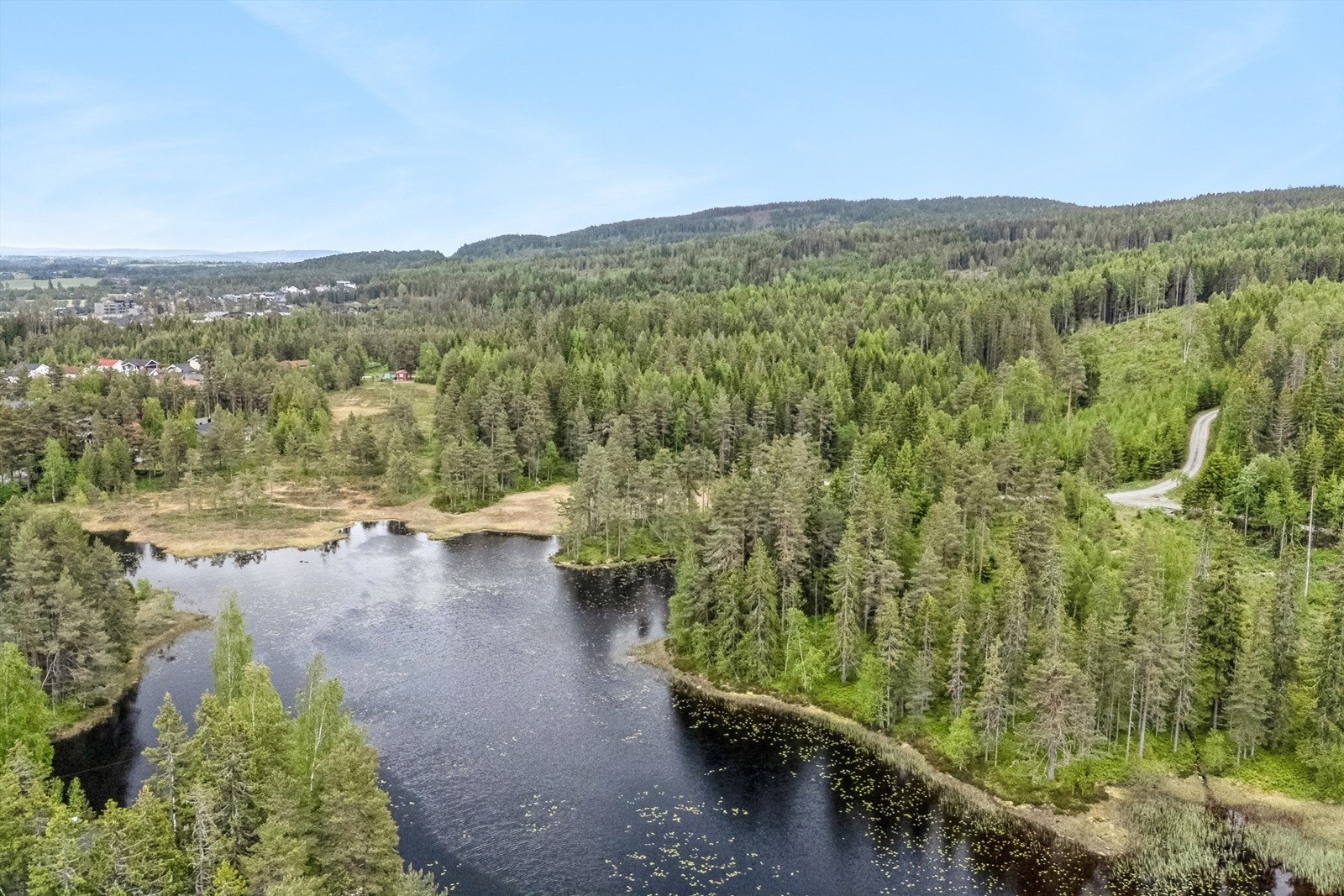 Det er flere skiløyper i nærområdet som man kan utnytte på vinterstid, samt gode turmuligheter som kan benyttes på sommeren Galleribilde