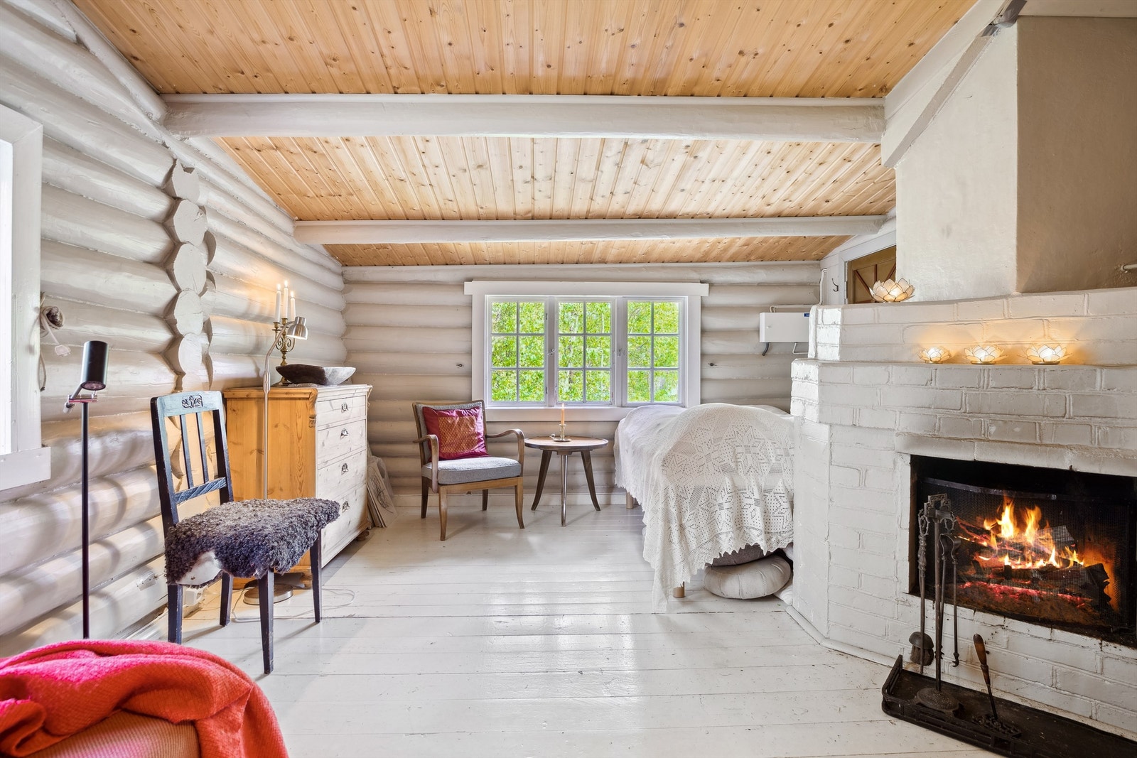 Stuen er meget koselig og har åpen peis med gitterfront som gir ekstra hyttestemning på vinterhalvåret Galleribilde