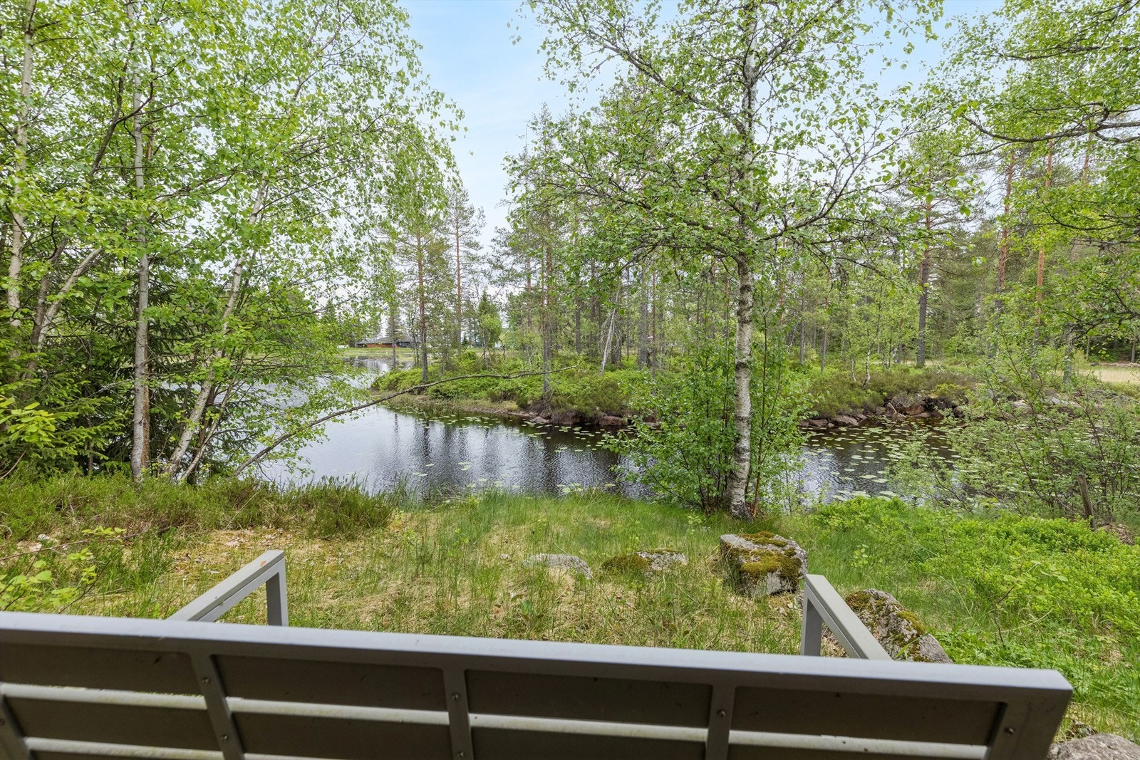 Eiendommen ligger rett ved Meieridammen og byr på deilig naturutsikt Galleribilde