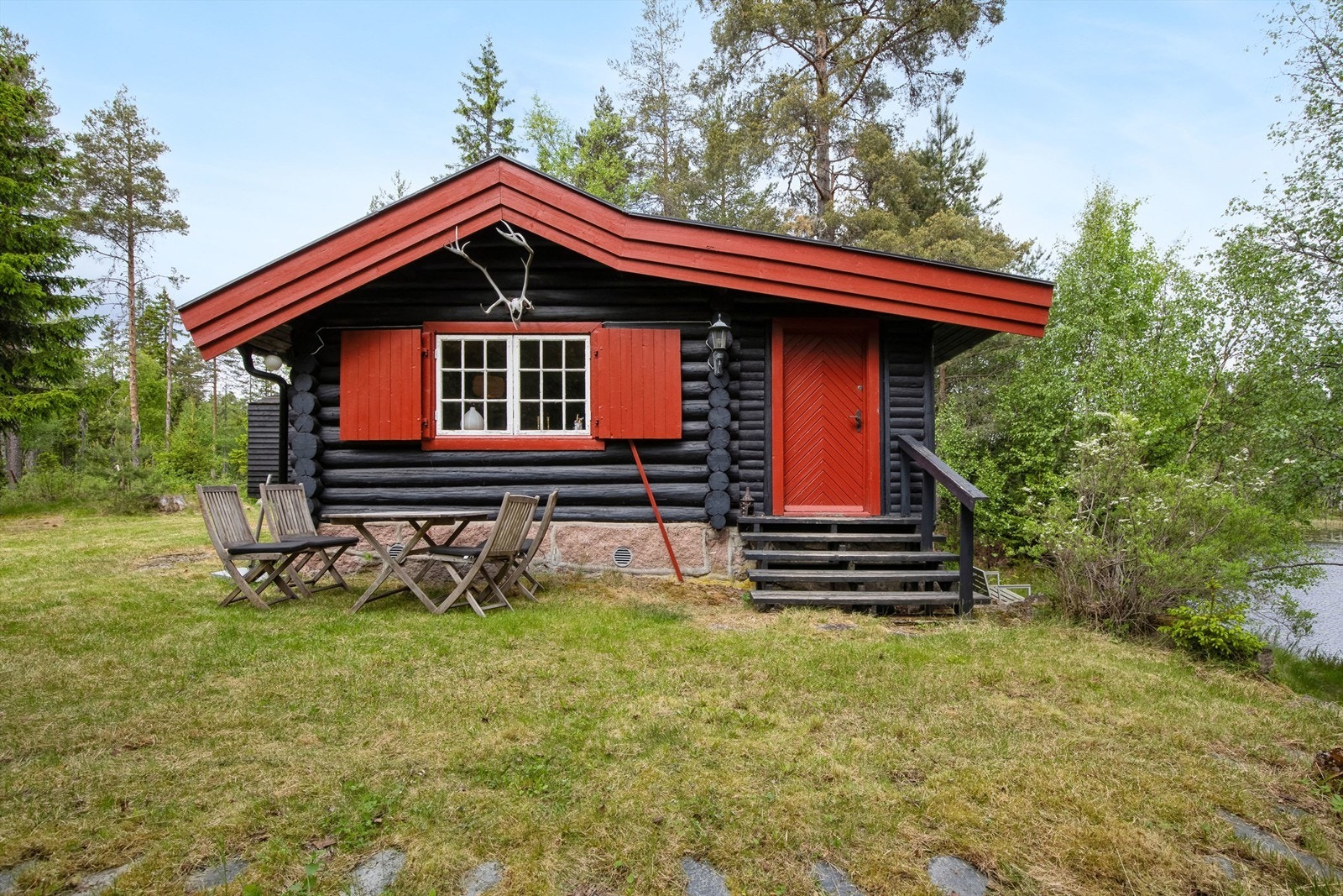 Tomten er på ca. 1 018 (ikke oppmålt i nyere tid) og byr på god boltreplass for store og små Galleribilde