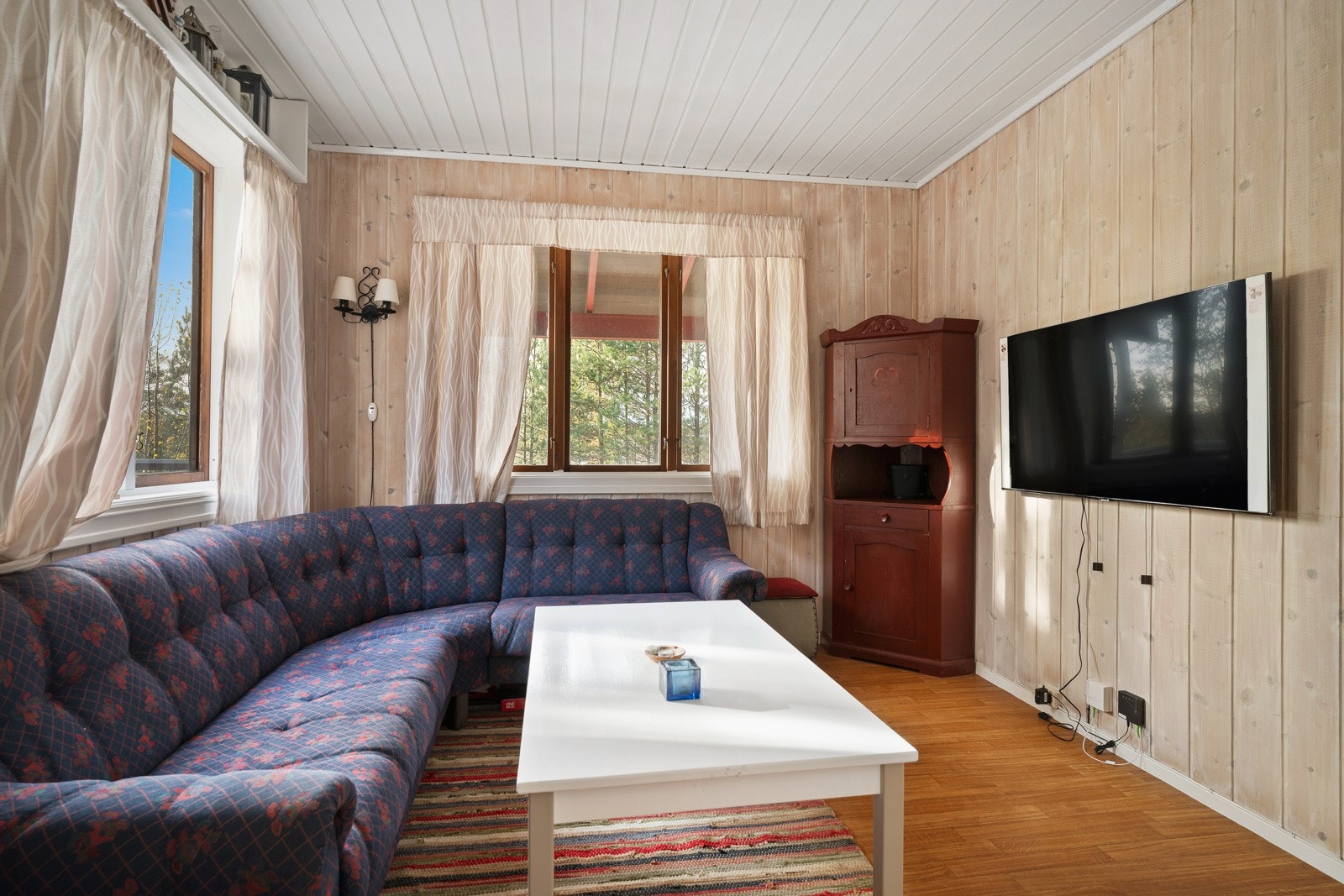 Innvendig består hytten av stue, kjøkken og et soverom. Galleribilde