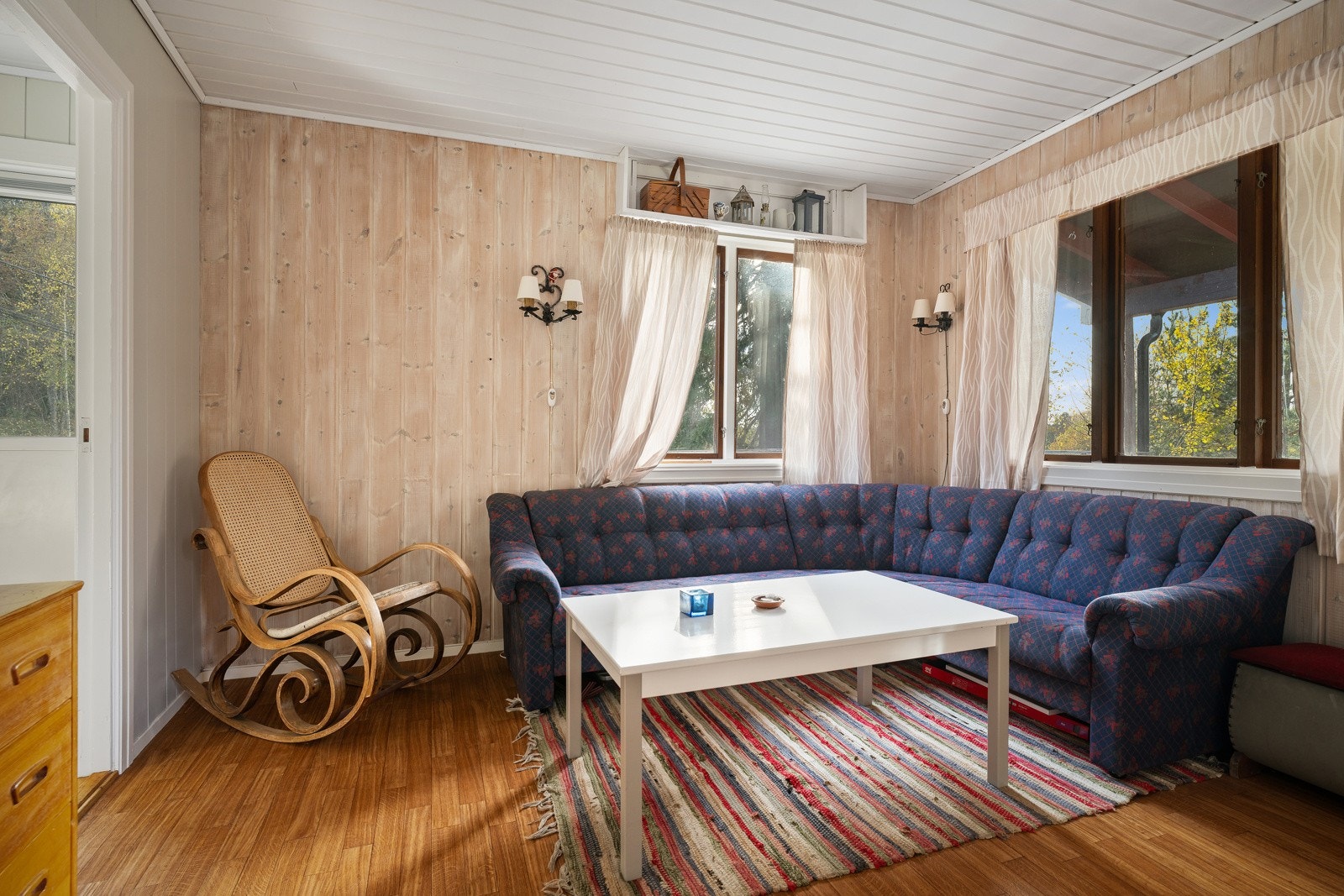 Stuen har god plass til en sittegruppe og bord. Store vindusflater er med på å slippe inn rikelig med lys. Galleribilde