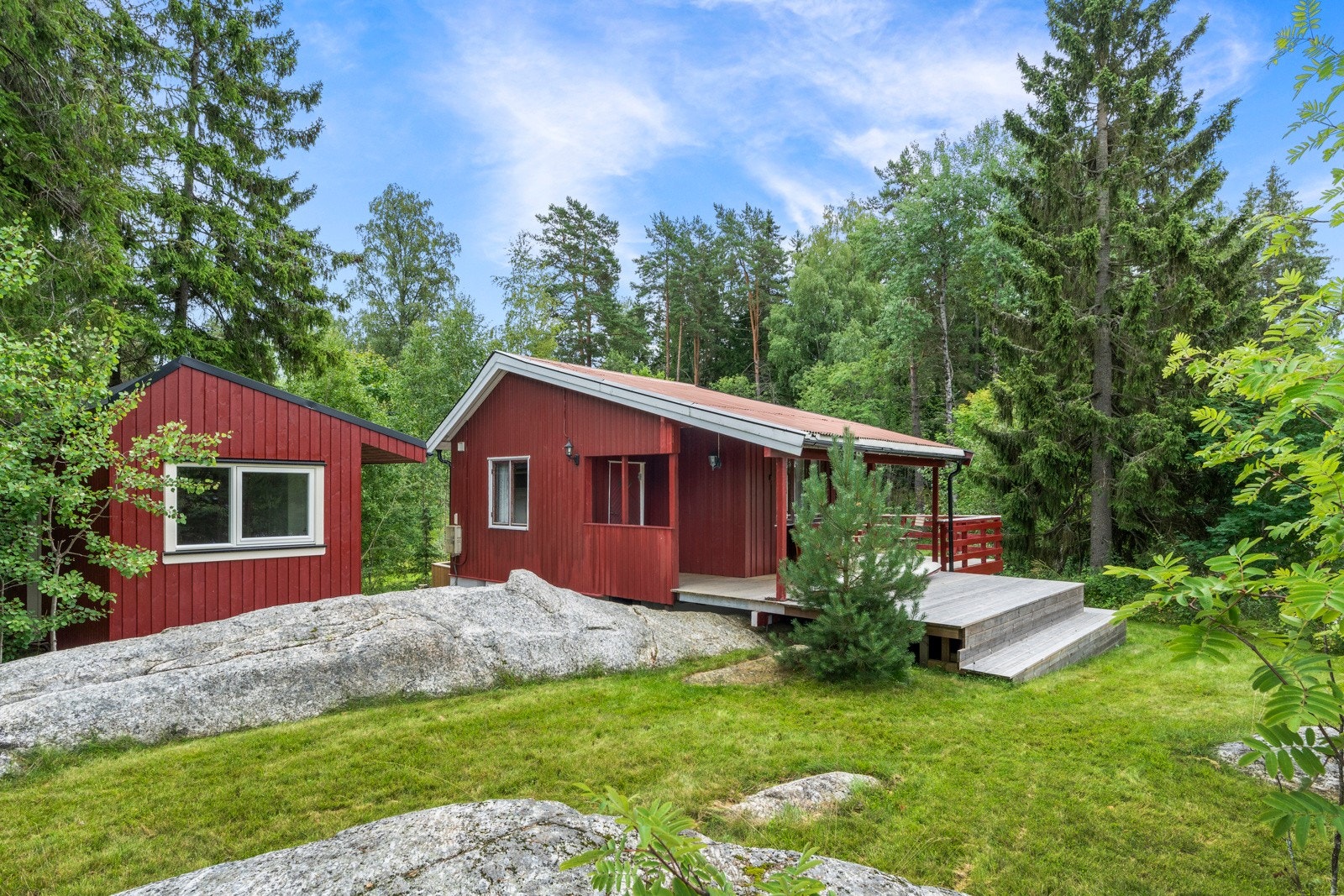 En fritidsbolig med en fin plassering på tomten. Galleribilde
