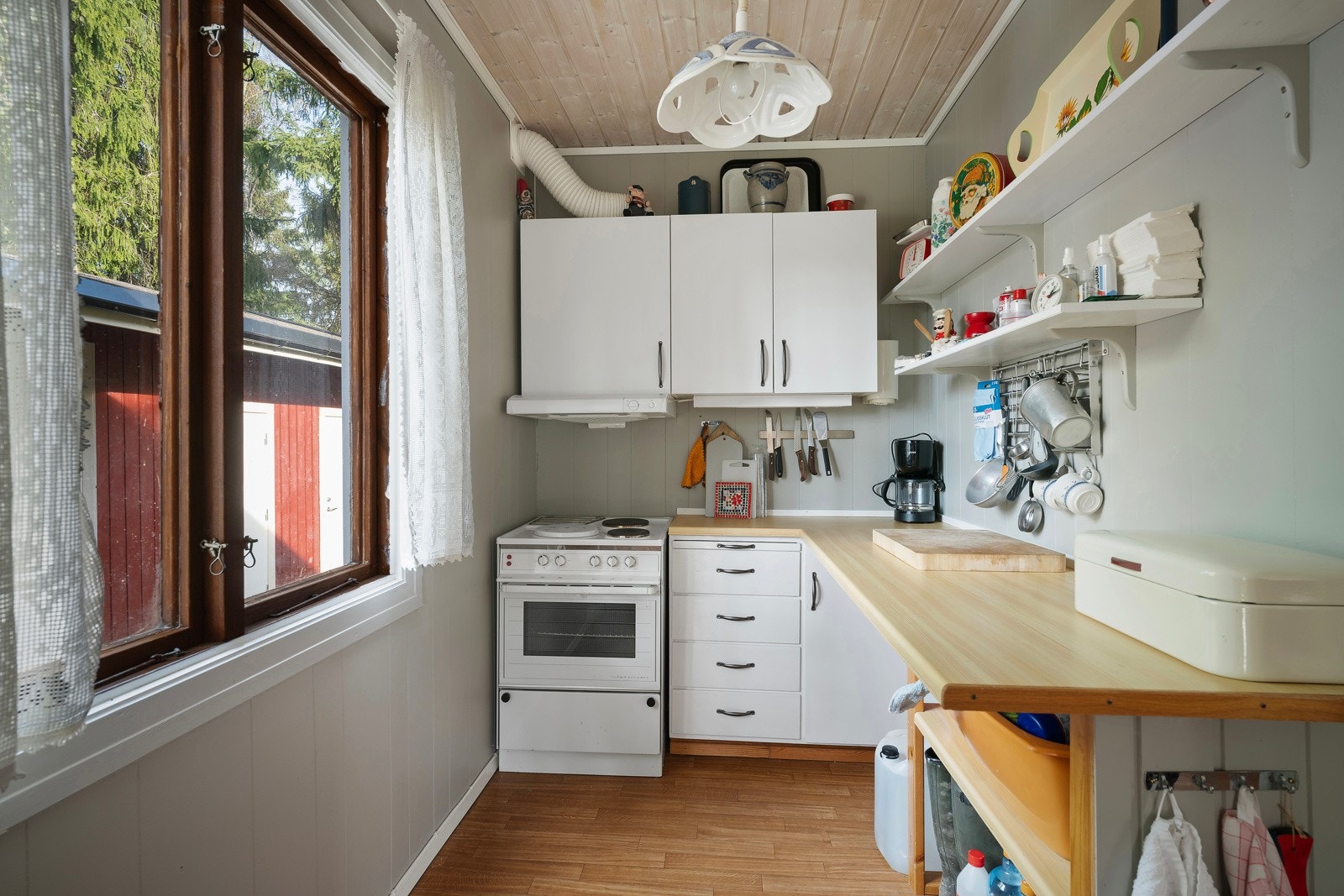 Kjøkkenet har en praktisk løsning med noe skap- og benkeplass. Galleribilde