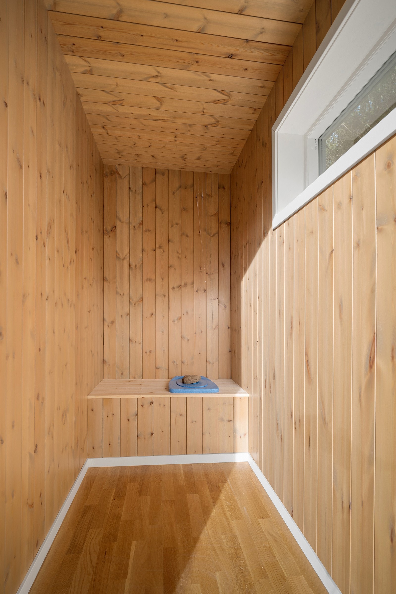 Utedo i annekset. Galleribilde