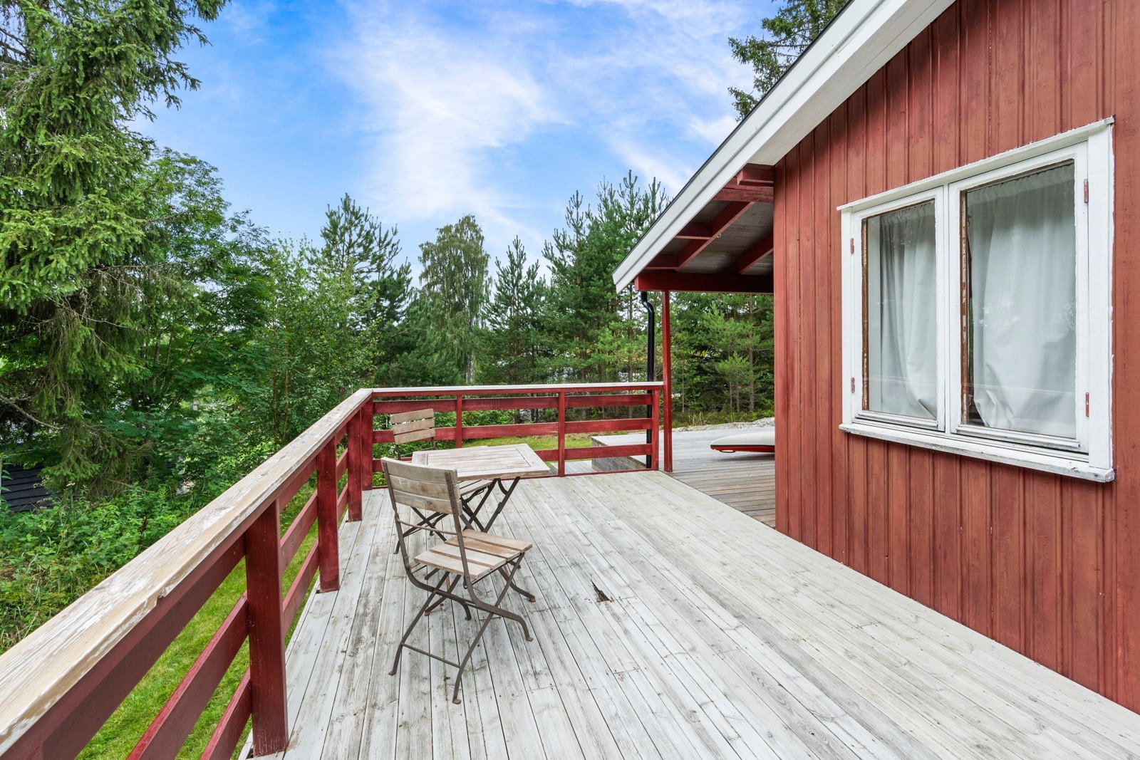 Terrassen strekker seg over fremsiden av hytten og ligger skjermet for innsyn. Galleribilde