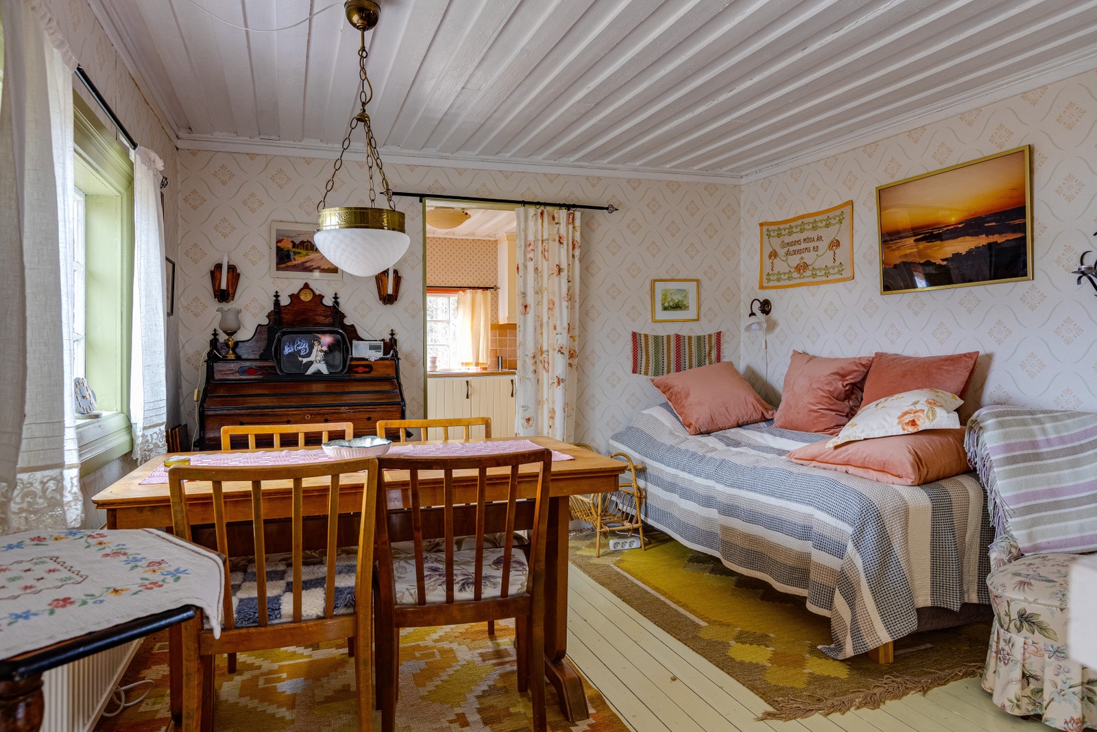 Vardagsrum med öppen spis Galleribilde